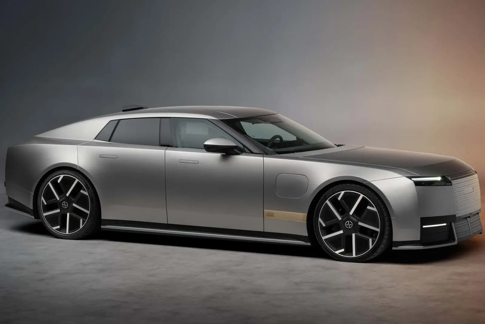 خودرو الکتریکی جگوار تایپ 01 (Jaguar Type 01) با بدنه نقره‌ای در استودیو