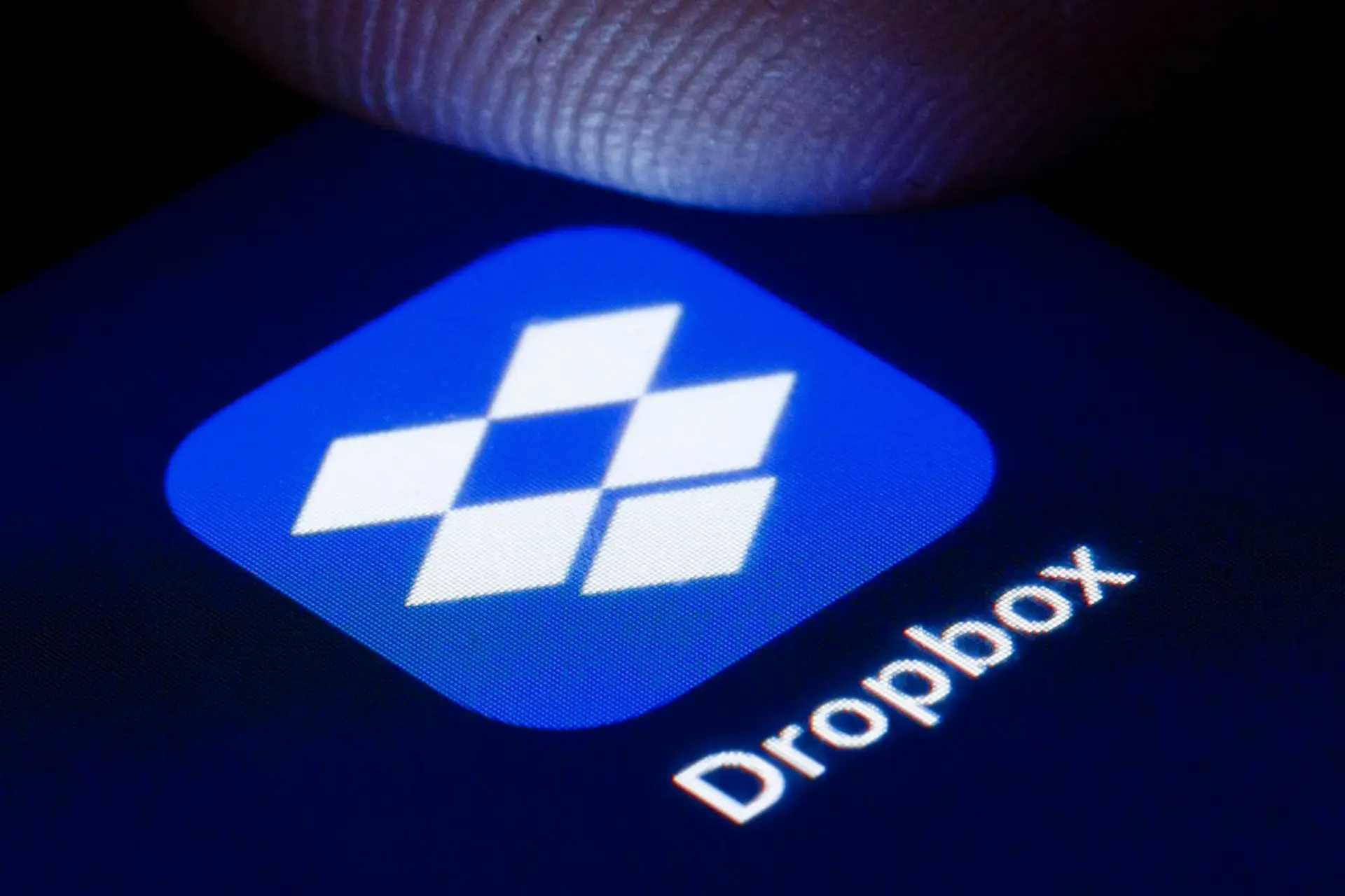 لوگو دراپ باکس (Dropbox) روی صفحه نمایش گوشی هوشمند