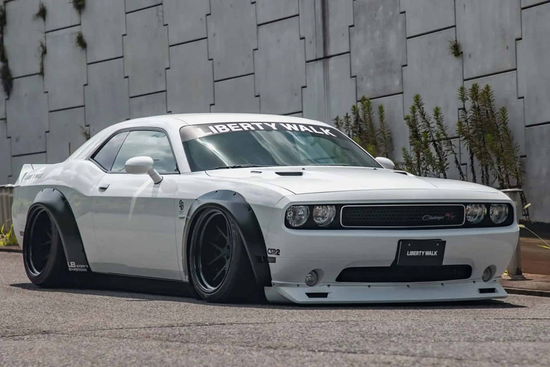 دوج چلنجر (Dodge Challenger) سفید با بدنه پهن و طراحی اسپرت