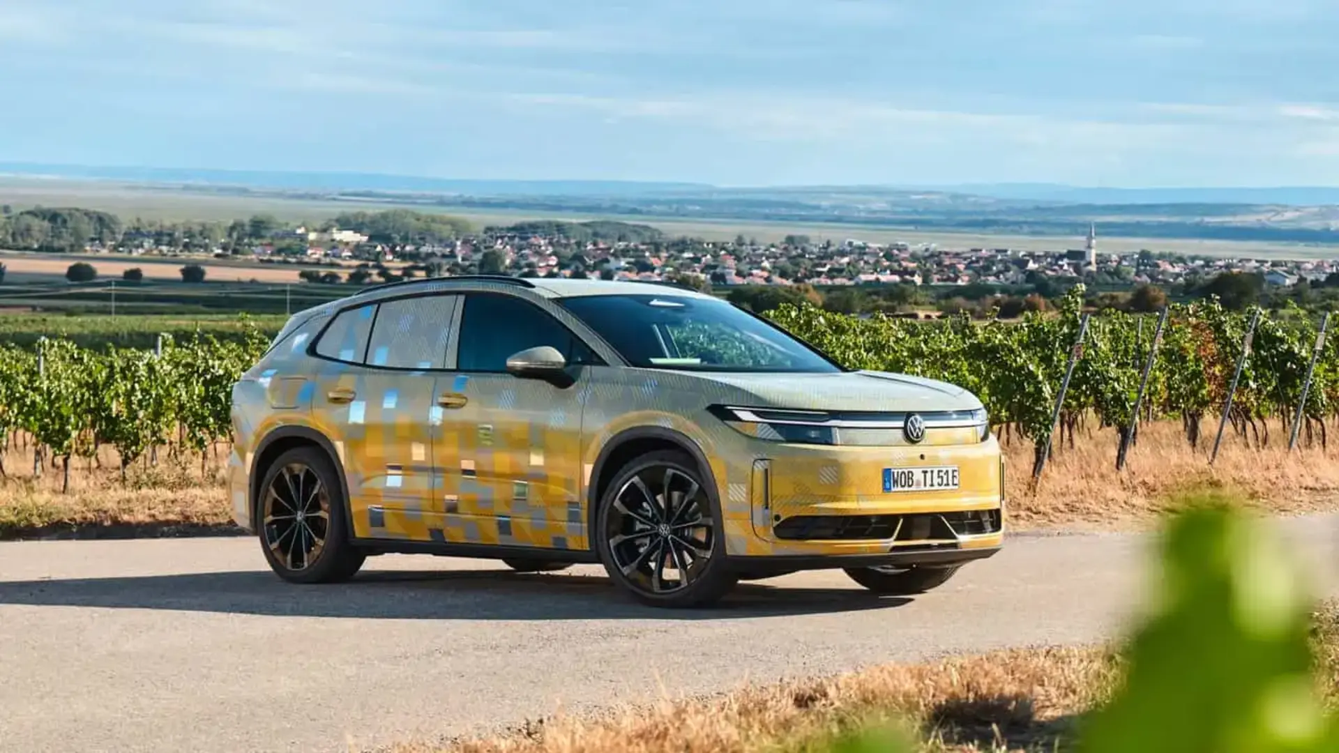 خودروی فولکس‌واگن (Volkswagen) ID.4 با طرح گرافیکی جدید در جاده