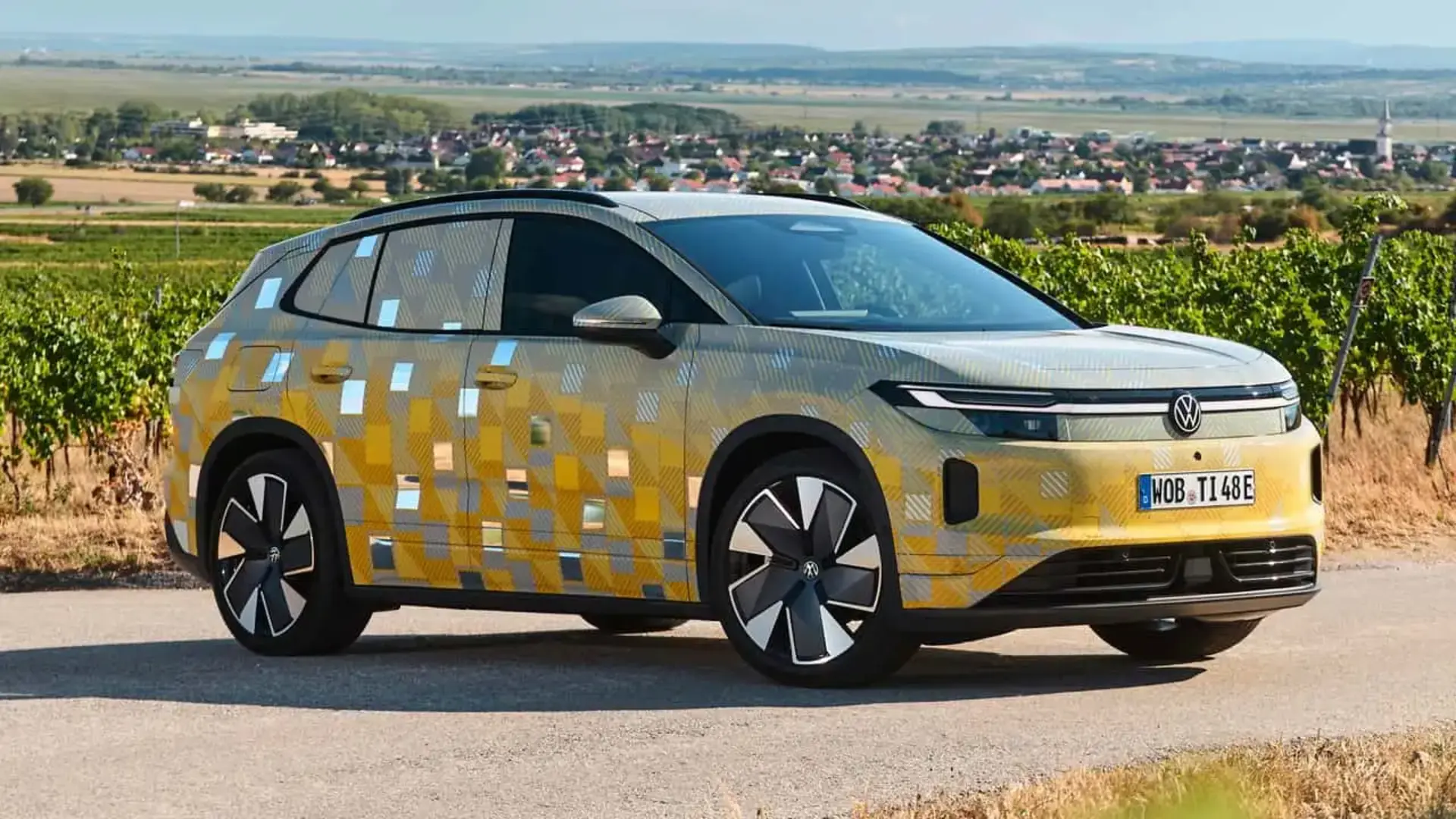خودروی فولکس‌واگن (Volkswagen) ID.4 با پوشش محافظتی و طراحی جدید
