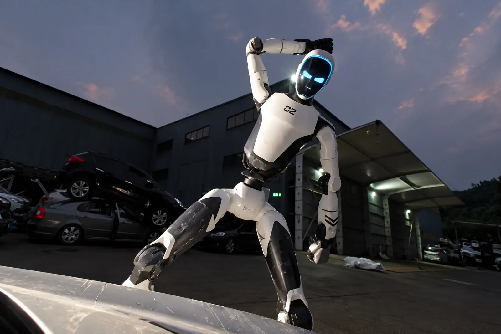 ربات H2-X (H2-X Robot) در حالت مبارزه‌ای کونگ‌فو در فضای باز