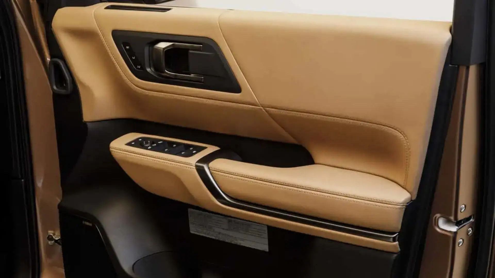 پنل در خودروی میتسوبیشی پاجرو (Mitsubishi Pajero) با روکش چرمی کرم