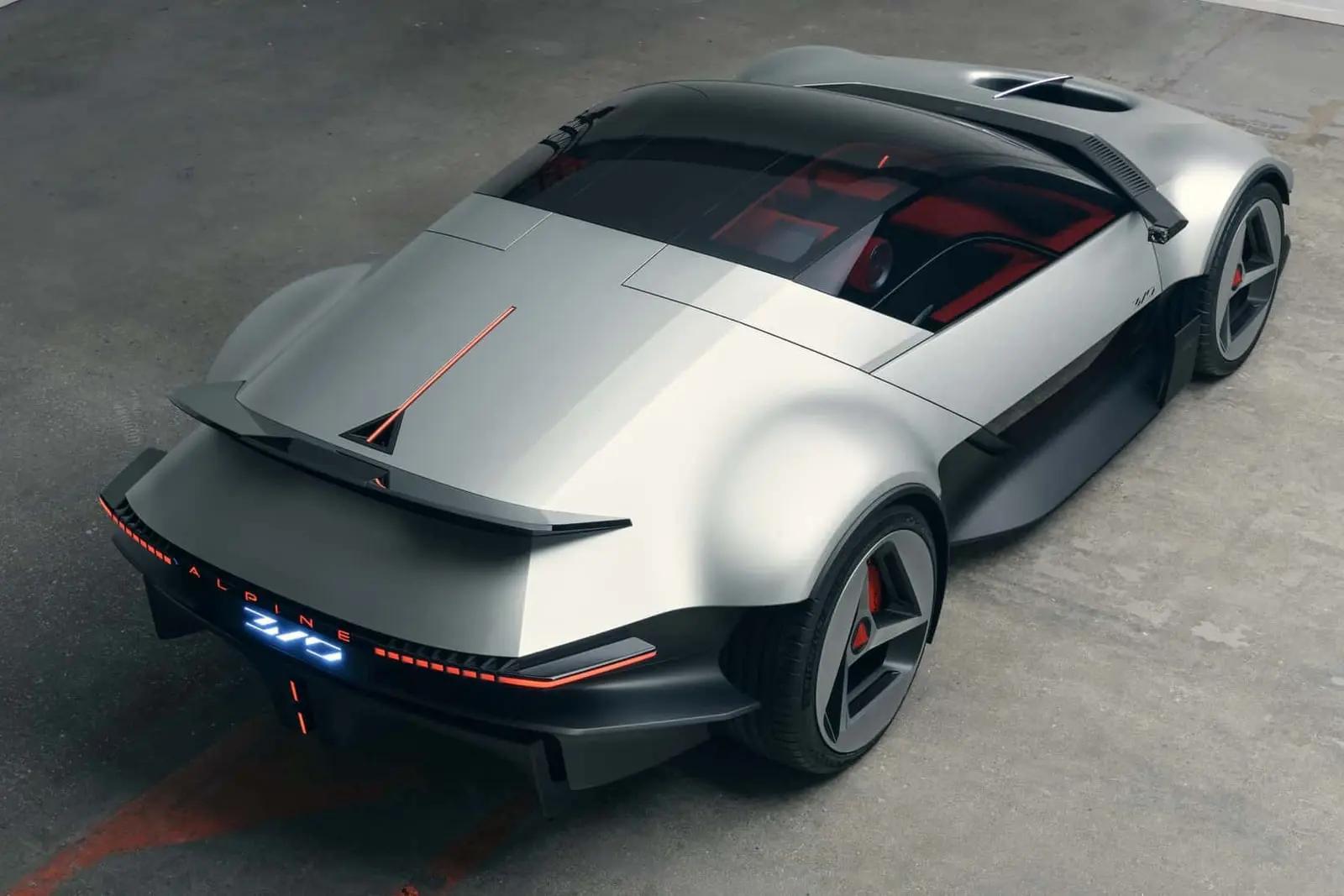خودرو مفهومی رنو آلپاین (Renault Alpine) با بدنه نقره‌ای و طراحی اسپرت