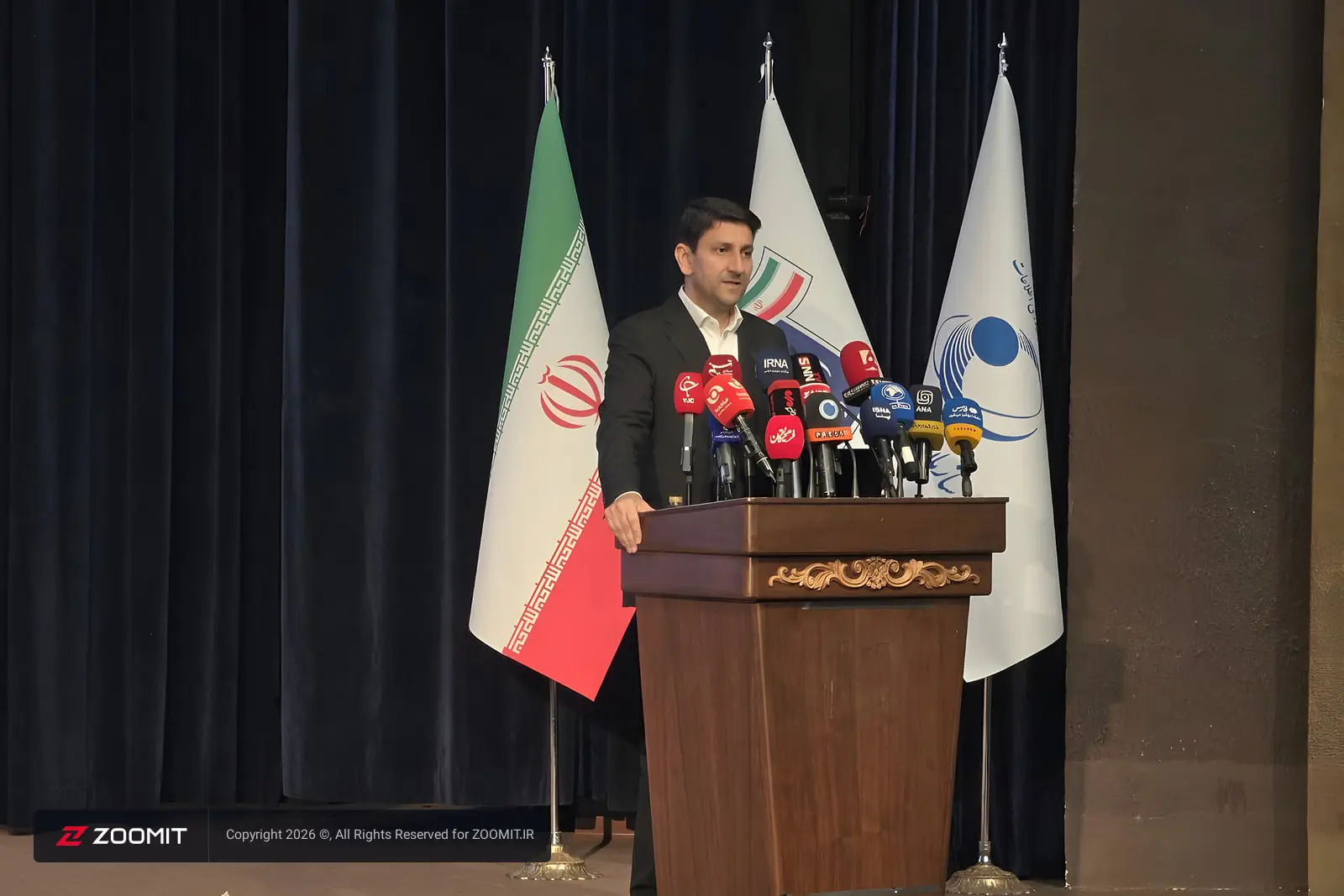وزیر ارتباطات در حال سخنرانی در مراسم هفته جهانی فضا