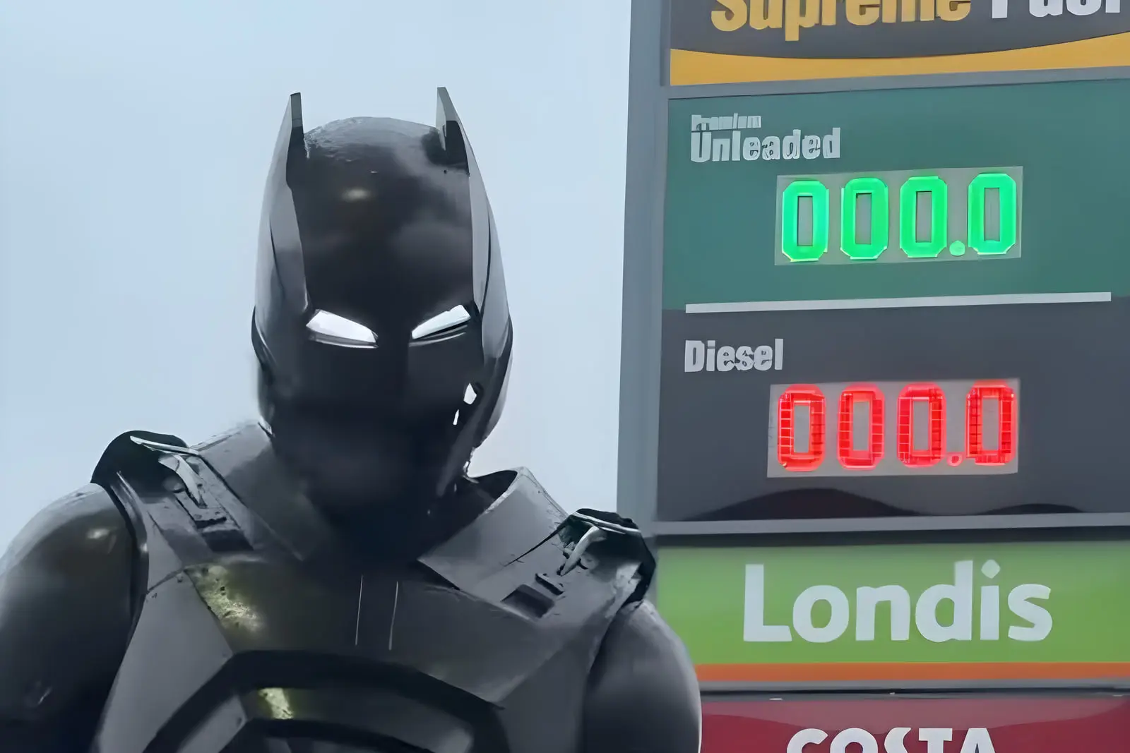 مردی با لباس و ماسک بتمن (Batman) در مقابل پمپ بنزین