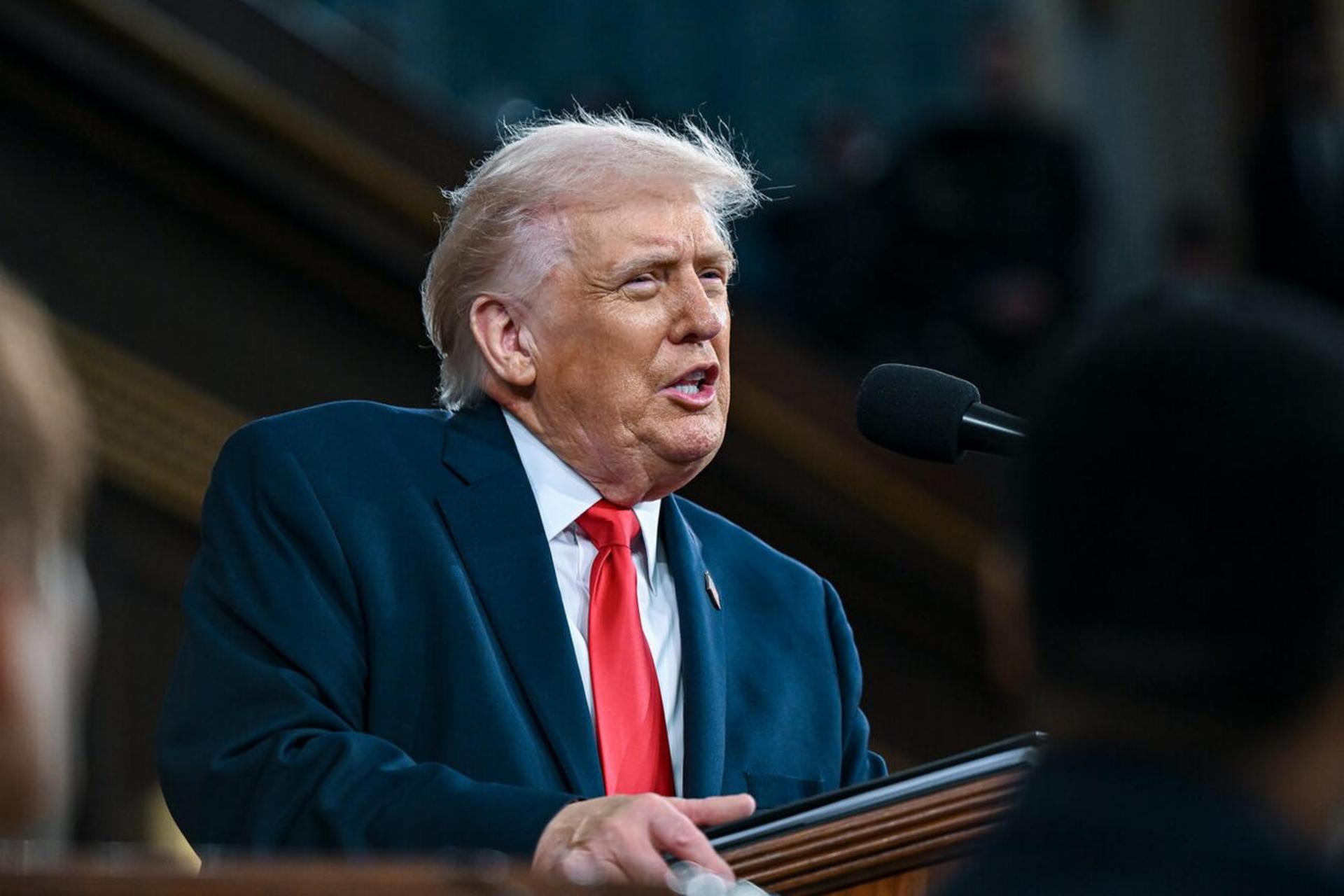 دونالد ترامپ / Donald Trump در حال سخنرانی برای رسانه‌ها با کت شلوار