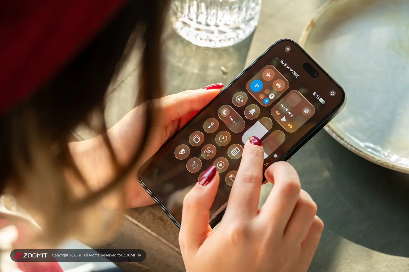 نمای نزدیک از صفحه نمایش گوشی آیفون ۱۸ پرو مکس (iPhone 18 Pro Max) با کنترل‌سنتر فعال