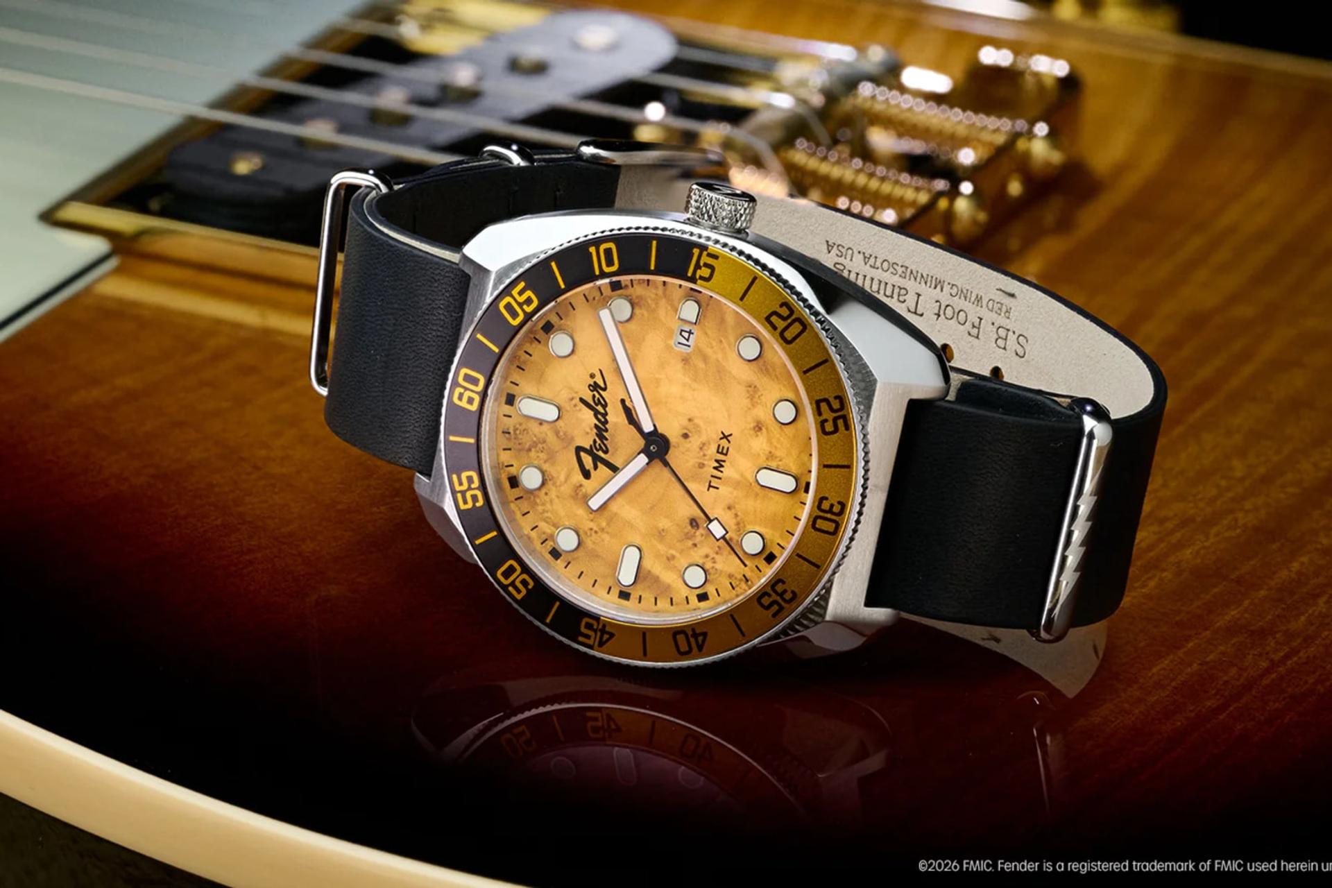 ساعت اتوماتیک Fender x Timex با صفحه طلایی و بند چرمی مشکی