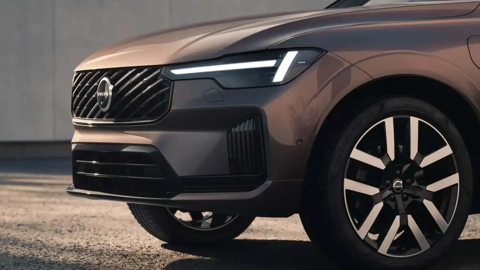 نمای جلوی شاسی‌بلند جدید ولوو (Volvo) با طراحی مدرن و چراغ‌های LED