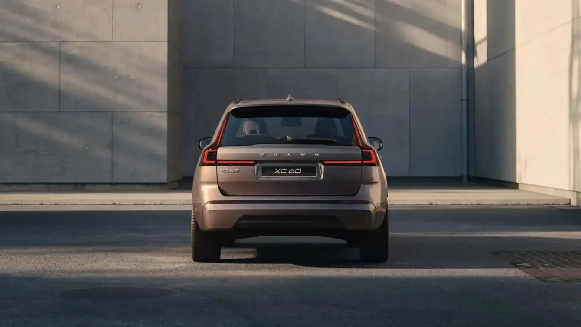 نمای عقب خودروی ولوو (Volvo) مدل XC60 در فضای شهری
