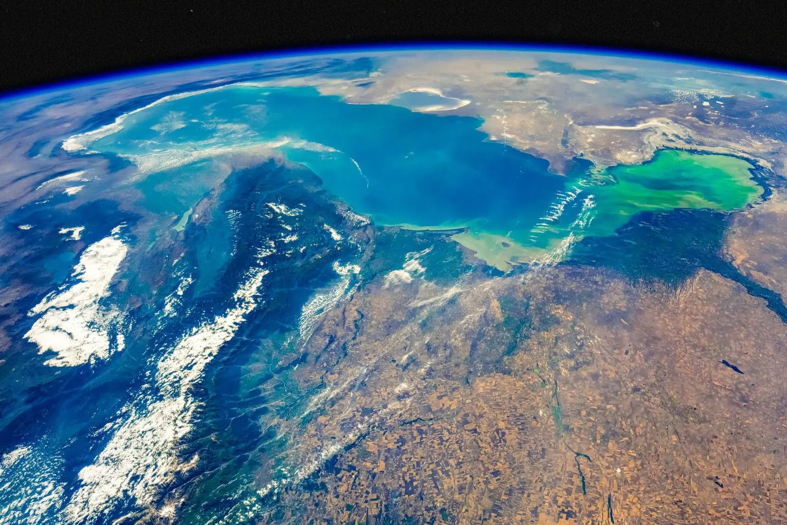 کره زمین (Earth) با پوشش ابرها و اقیانوس در فضای سیاه