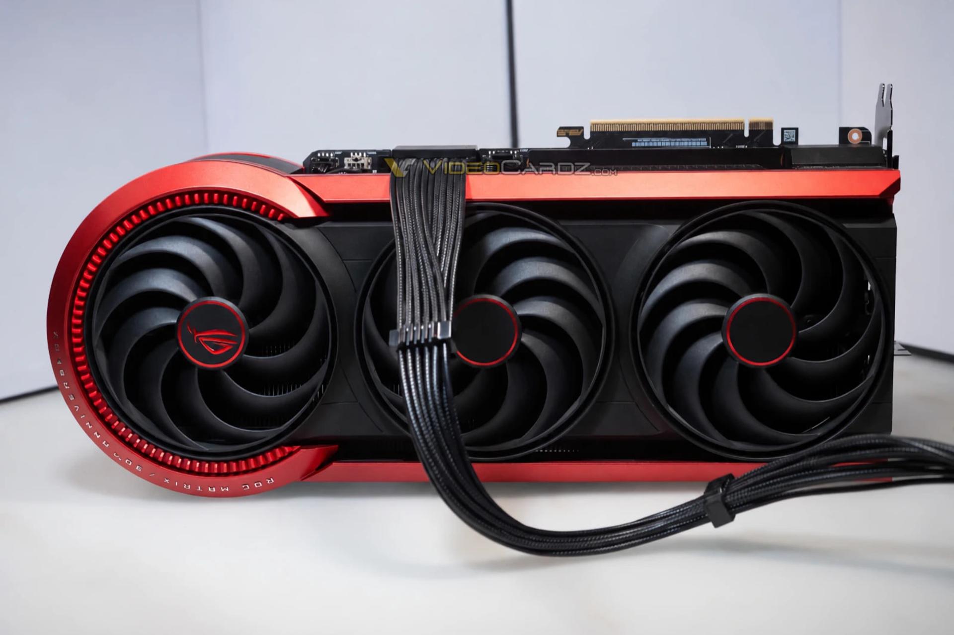 کارت گرافیک ایسوس مدل RTX 5090 با سه فن خنک‌کننده و بدنه قرمز