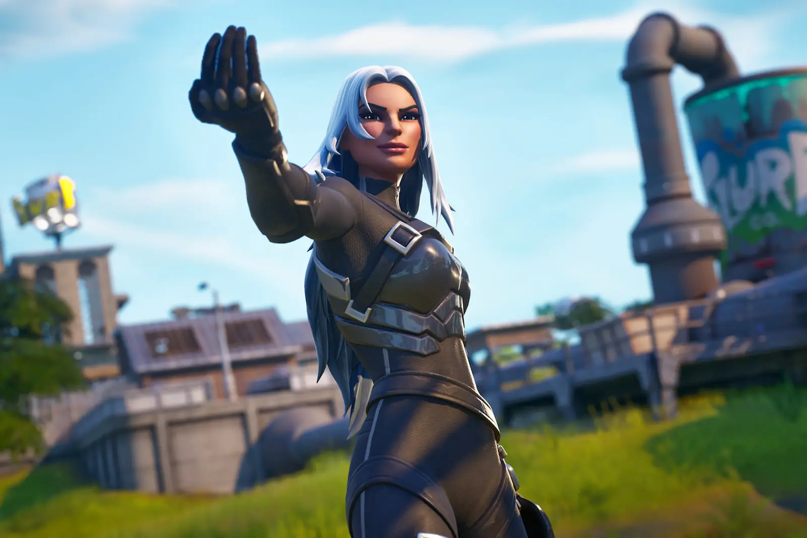 شخصیت زن با موهای نقره‌ای در محیط بازی فورتنایت (Fortnite)