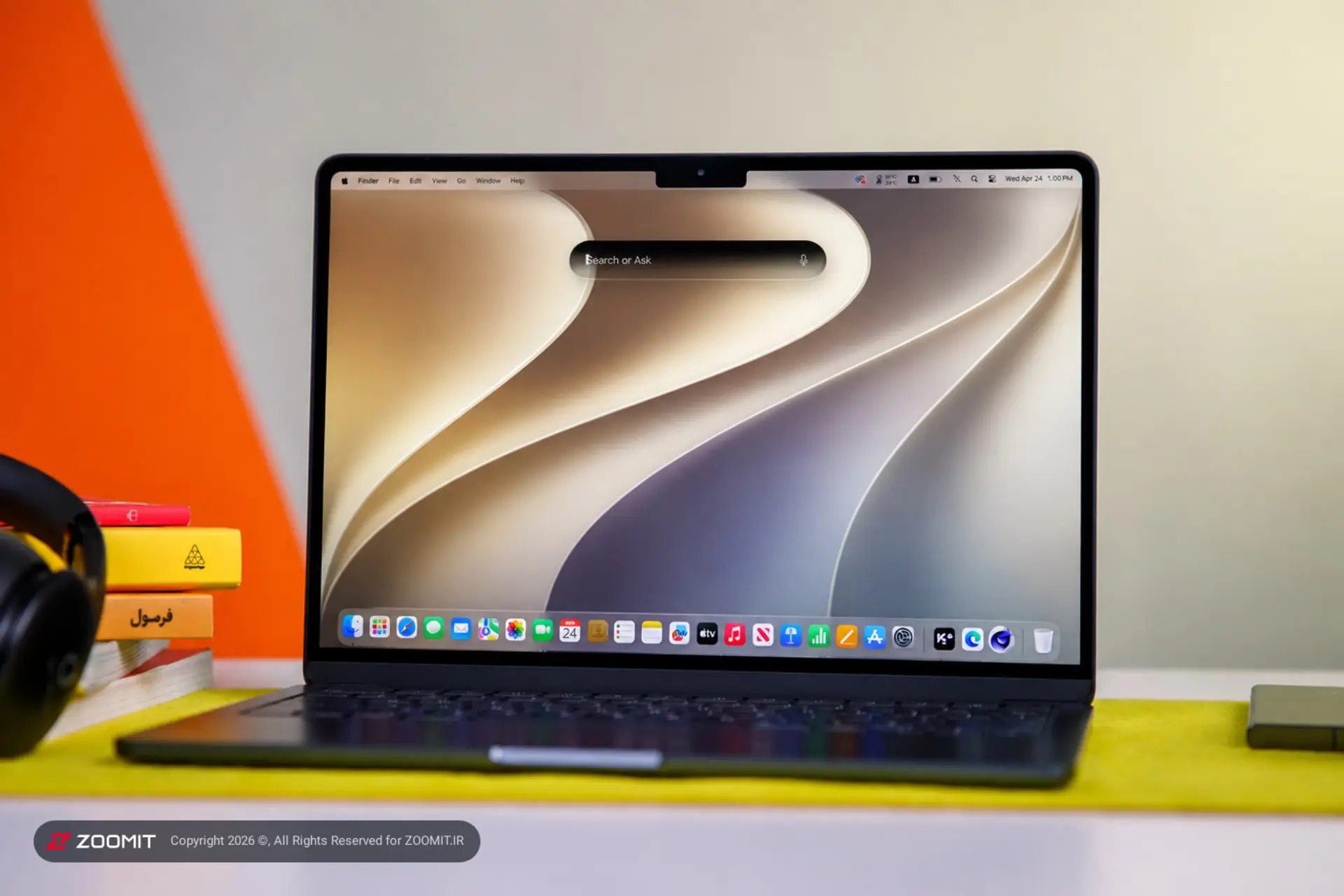 لپ‌تاپ مک‌بوک با نمایشگر روشن و رابط کاربری سیستم‌عامل macOS Golden Gate