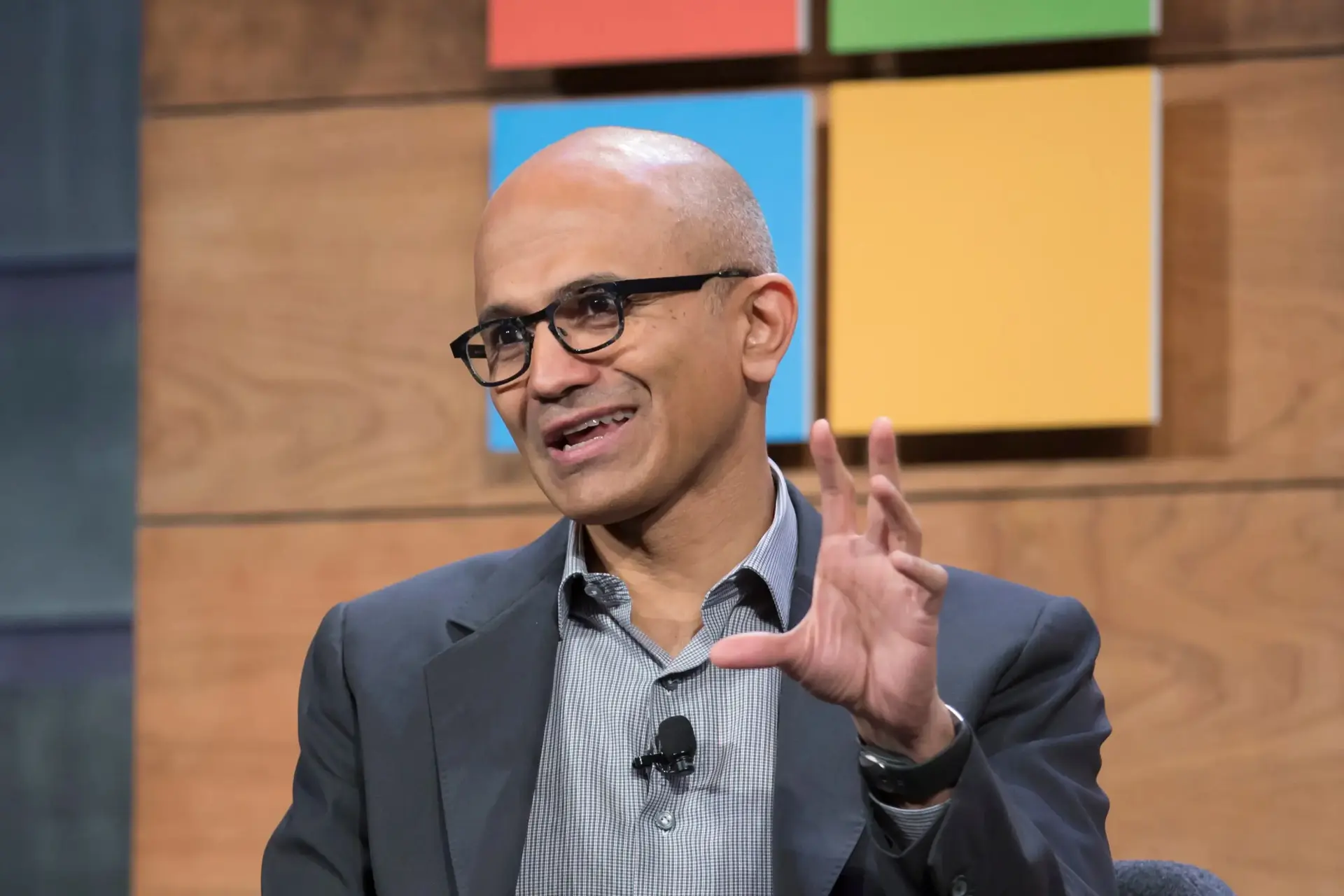 ساتیا نادلا / Satya Nadella مدیرعامل مایکروسافت درحال مصاحبه در جلوی لوگو Microsoft