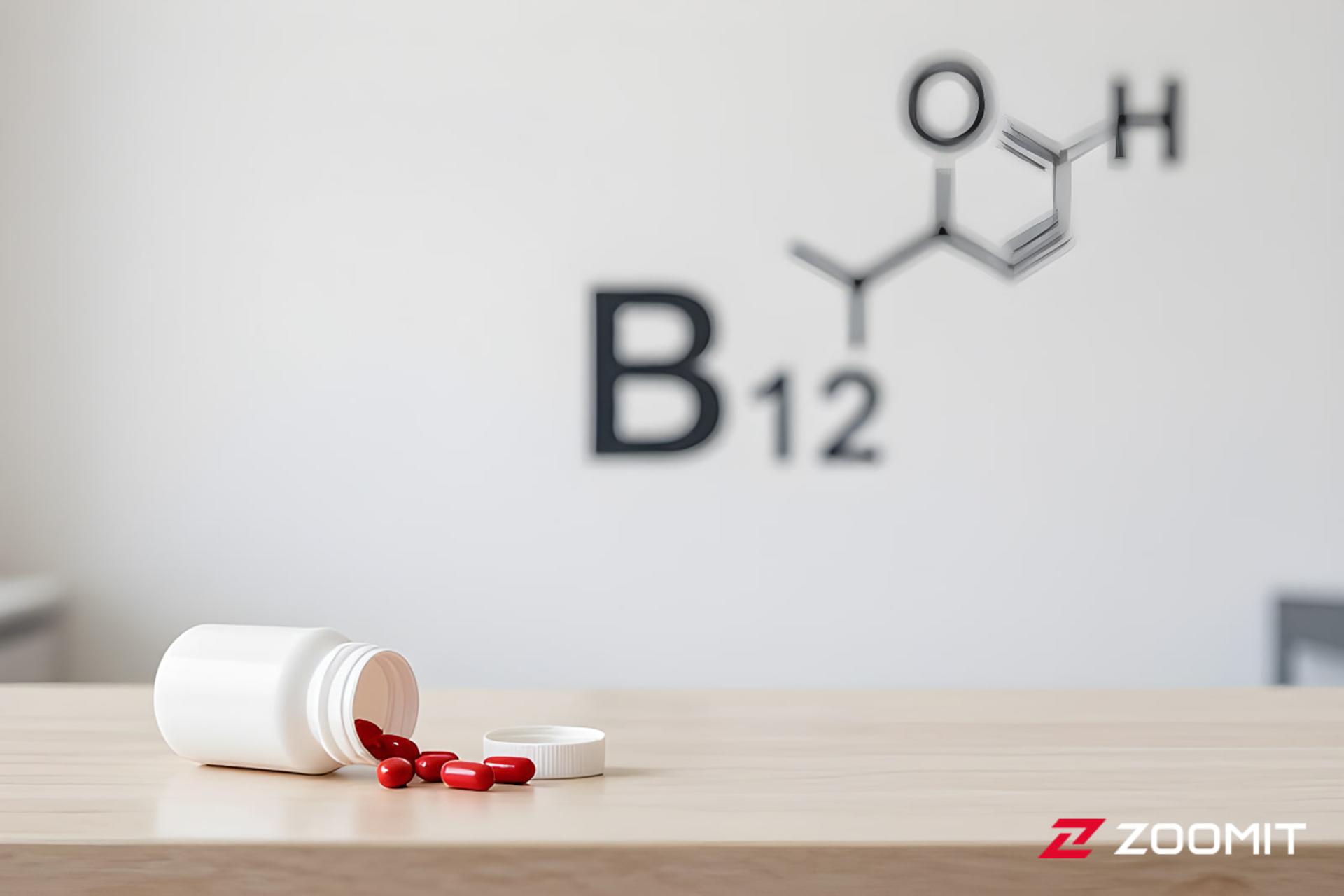 کپسول‌های قرمز رنگ ویتامین ب۱۲ (Vitamin B12) در کنار فرمول شیمیایی