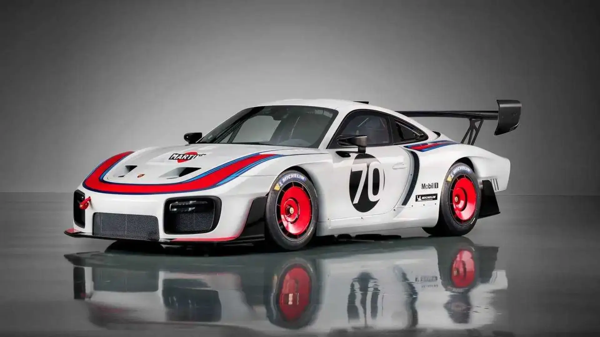 خودرو مسابقه‌ای پورشه (Porsche) با رنگ‌آمیزی کلاسیک مارتینی و شماره ۷۰