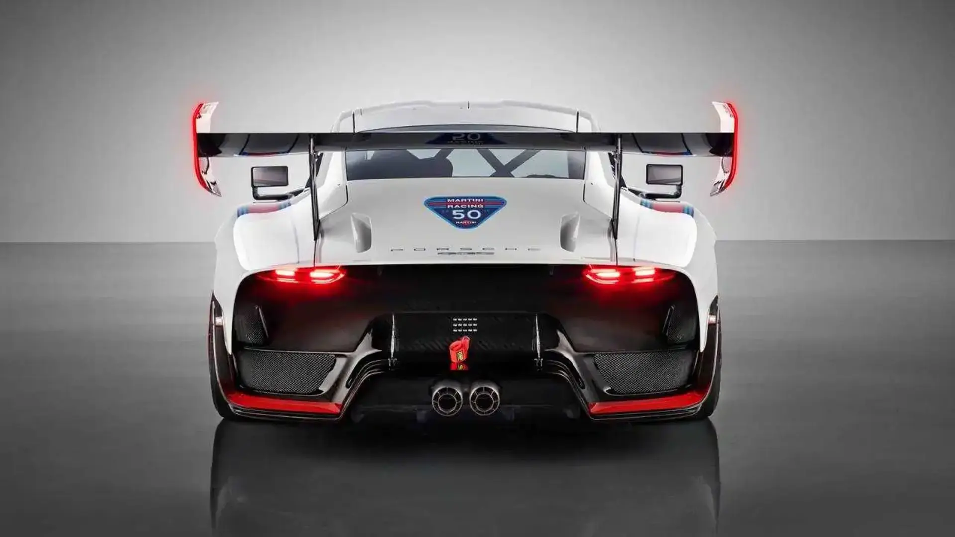 نمای عقب خودروی مسابقه‌ای پورشه (Porsche) با بال عقب بزرگ و چراغ‌های قرمز