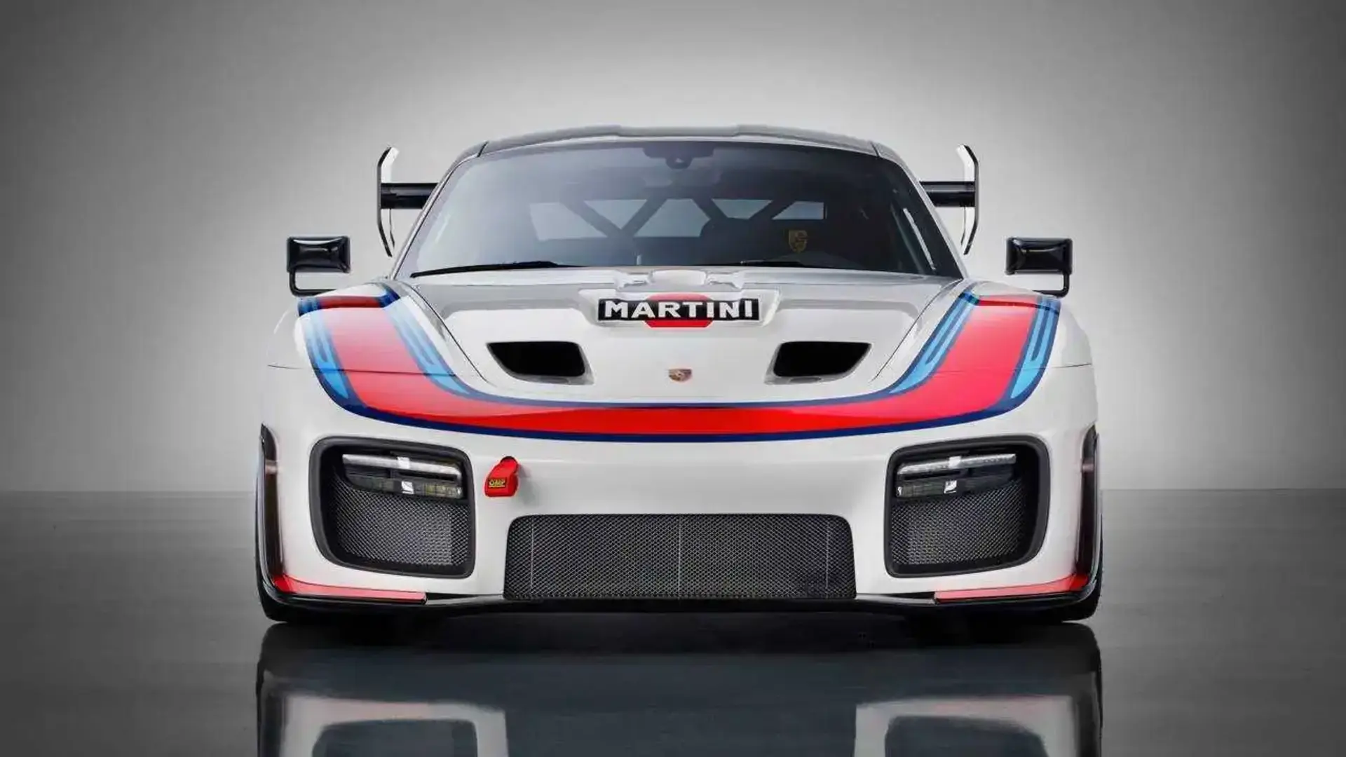 خودرو مسابقه‌ای پورشه (Porsche) با رنگ‌بندی کلاسیک مارتینی (Martini)