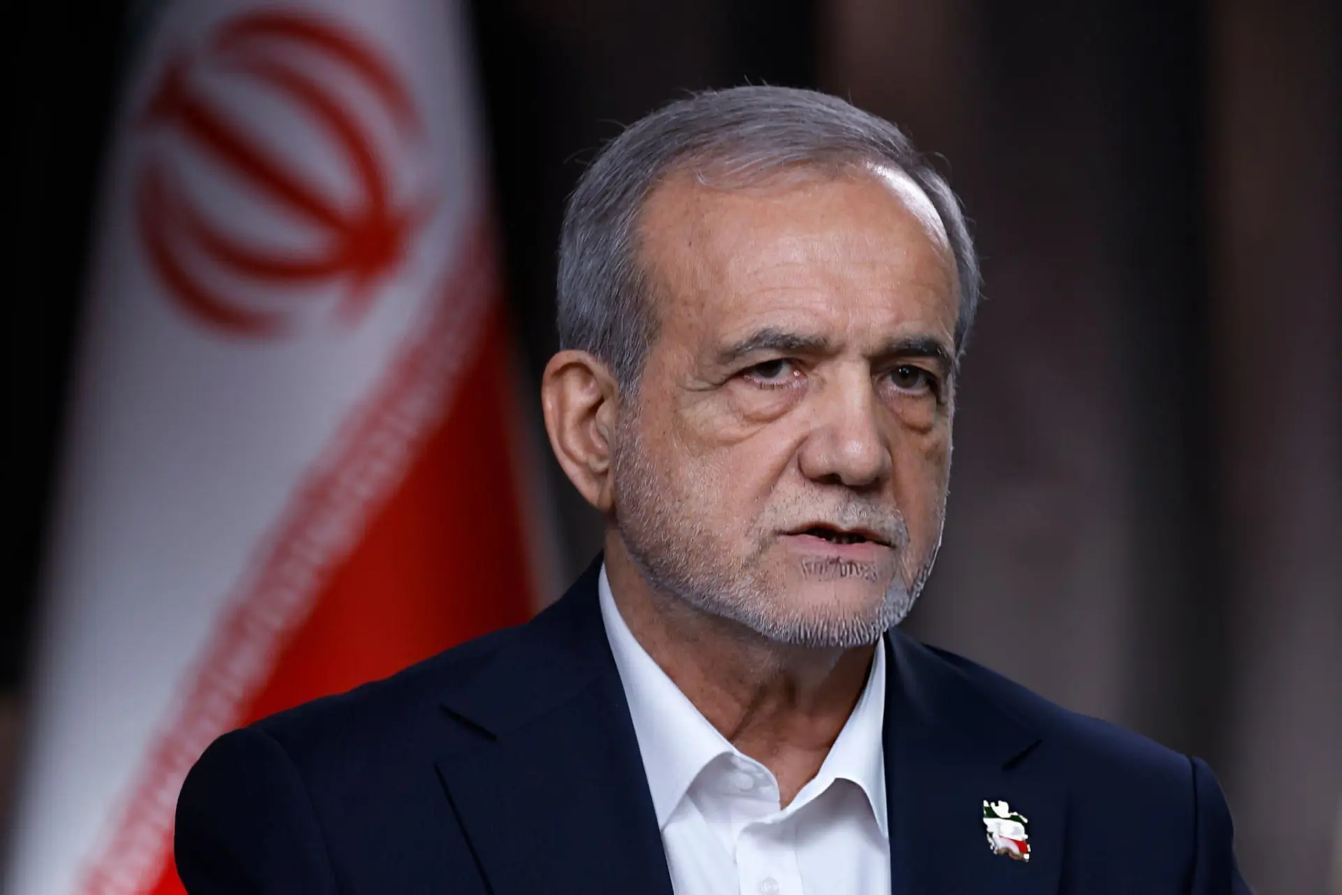 رئیس‌جمهور ایران در حال سخنرانی درباره تغییر نرخ بنزین