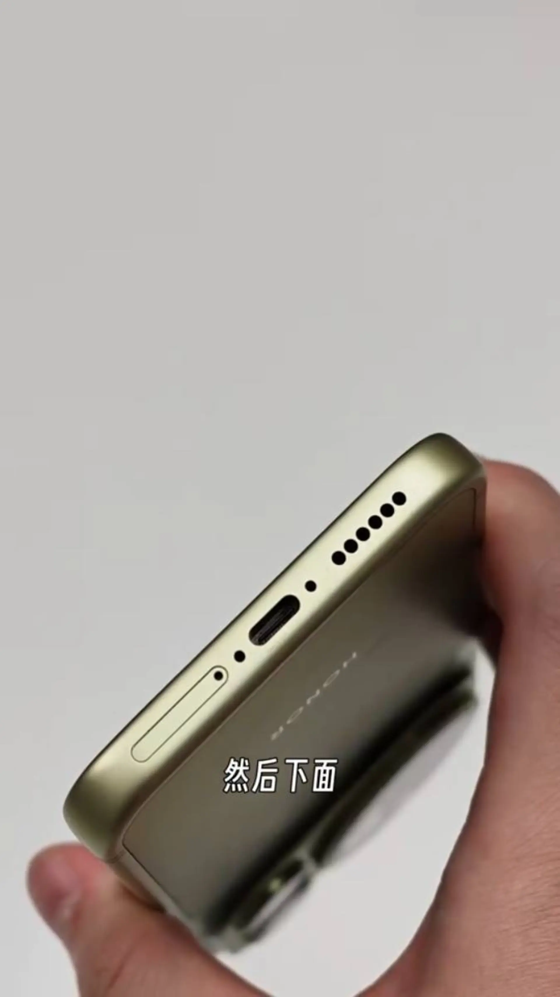 گوشی هوشمند آنر (Honor) با بدنه رنگ طلایی و درگاه USB-C