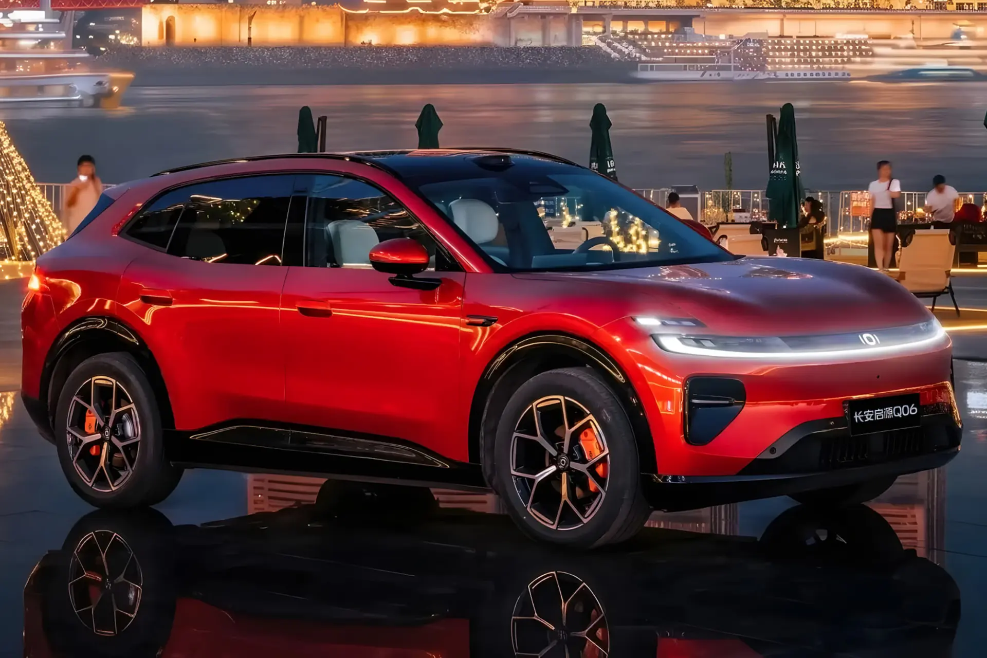 خودرو قرمز چانگان Q06 در فضای باز در شب
