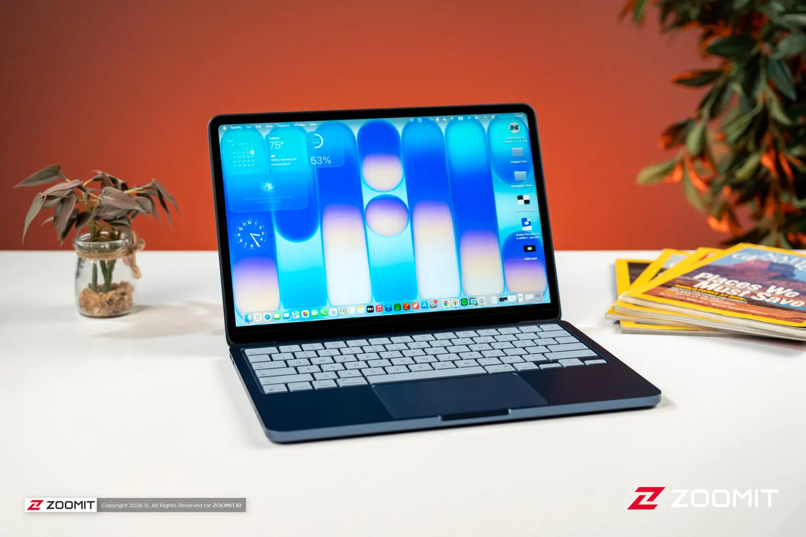 لپ‌تاپ اپل مک‌بوک نئو (Apple MacBook Neo) با کیبورد آبی روی میز