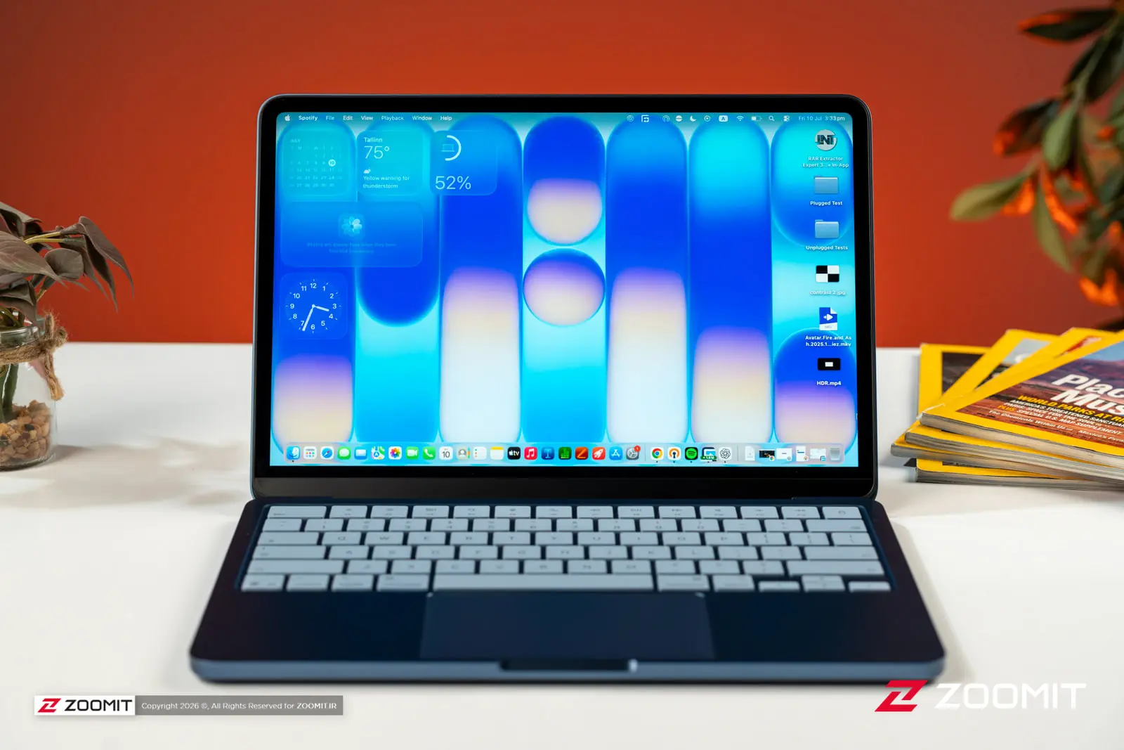 لپ‌تاپ اپل مک‌بوک نئو (Apple MacBook Neo) با صفحه نمایش روشن