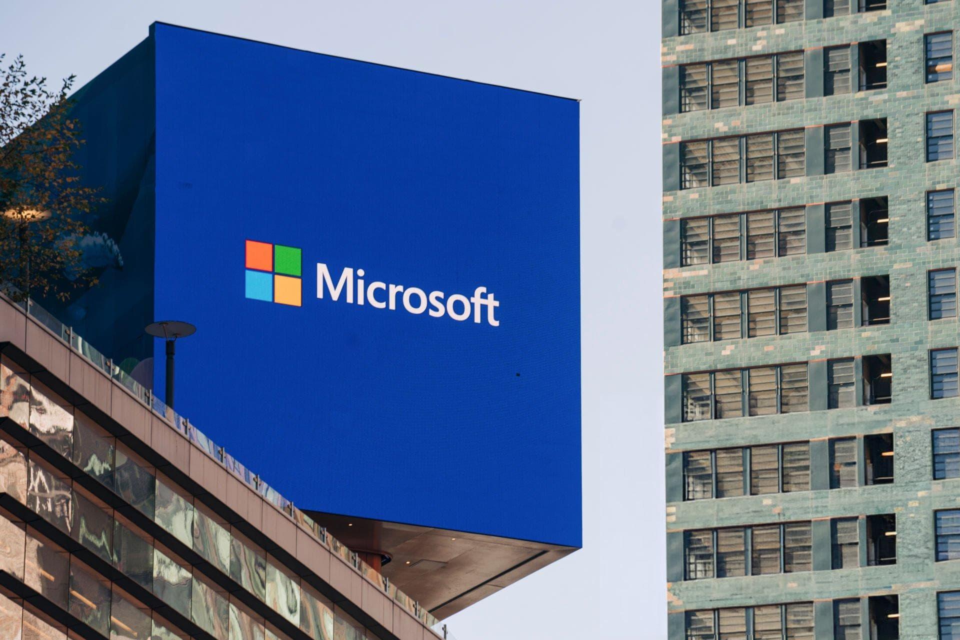 لوگو مایکروسافت / Microsoft روی مکعب آبی بالای پشت بام