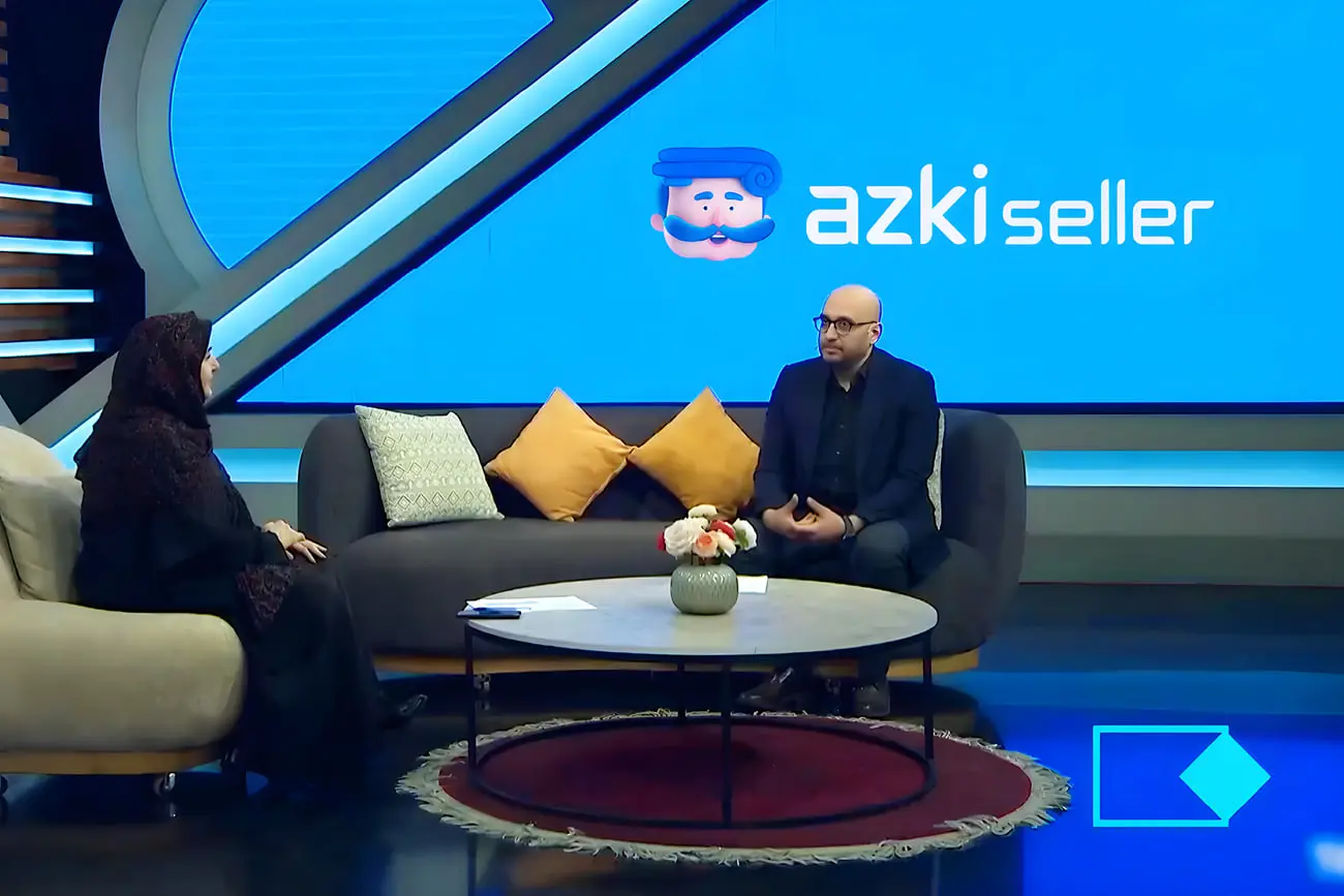 دو نفر در حال گفت‌و‌گو در استودیوی azkiseller (AzkiSeller) هستند