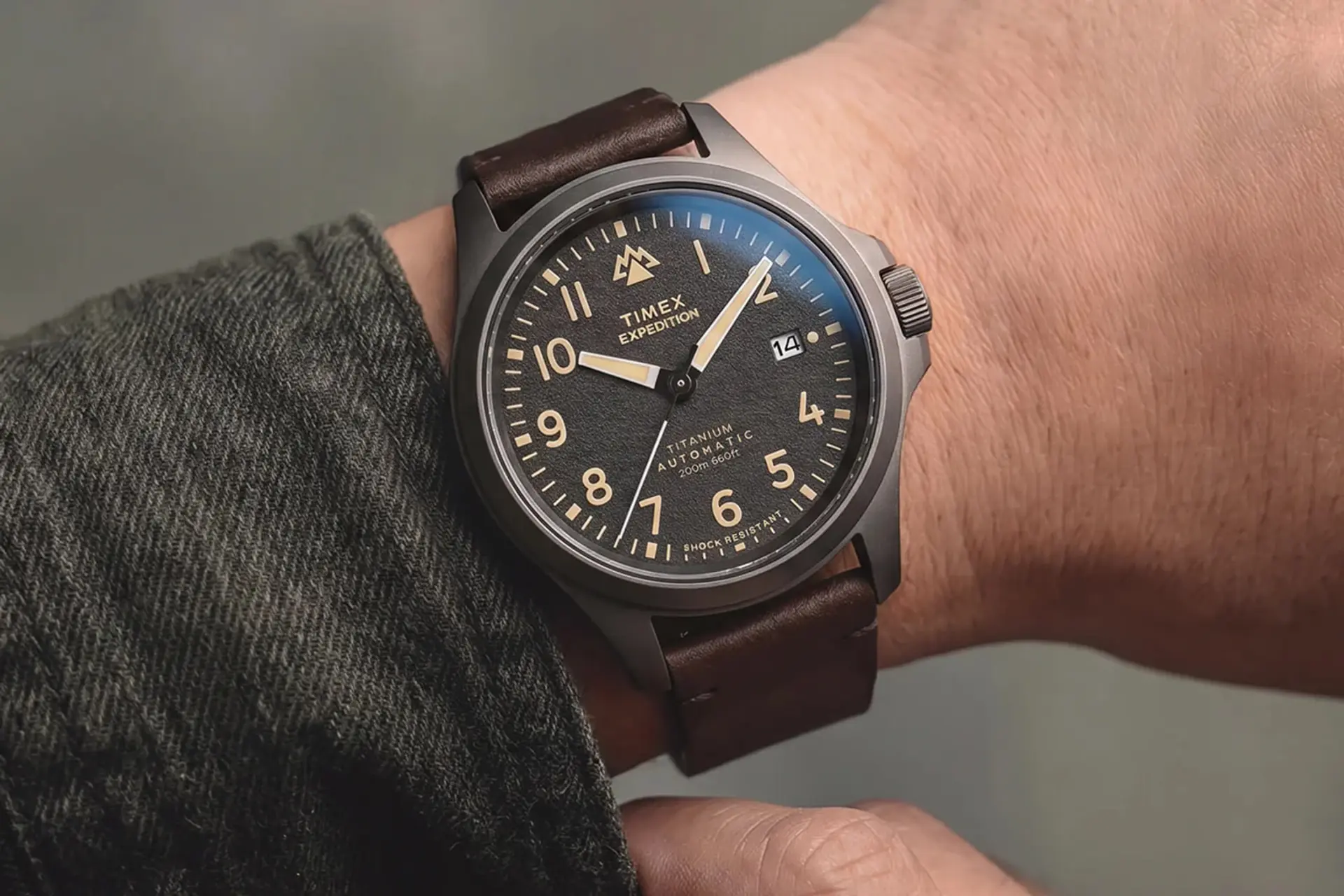 ساعت مچی تیتانیومی Timex Expedition Field Post با صفحه مشکی و بند چرمی قهوه‌ای