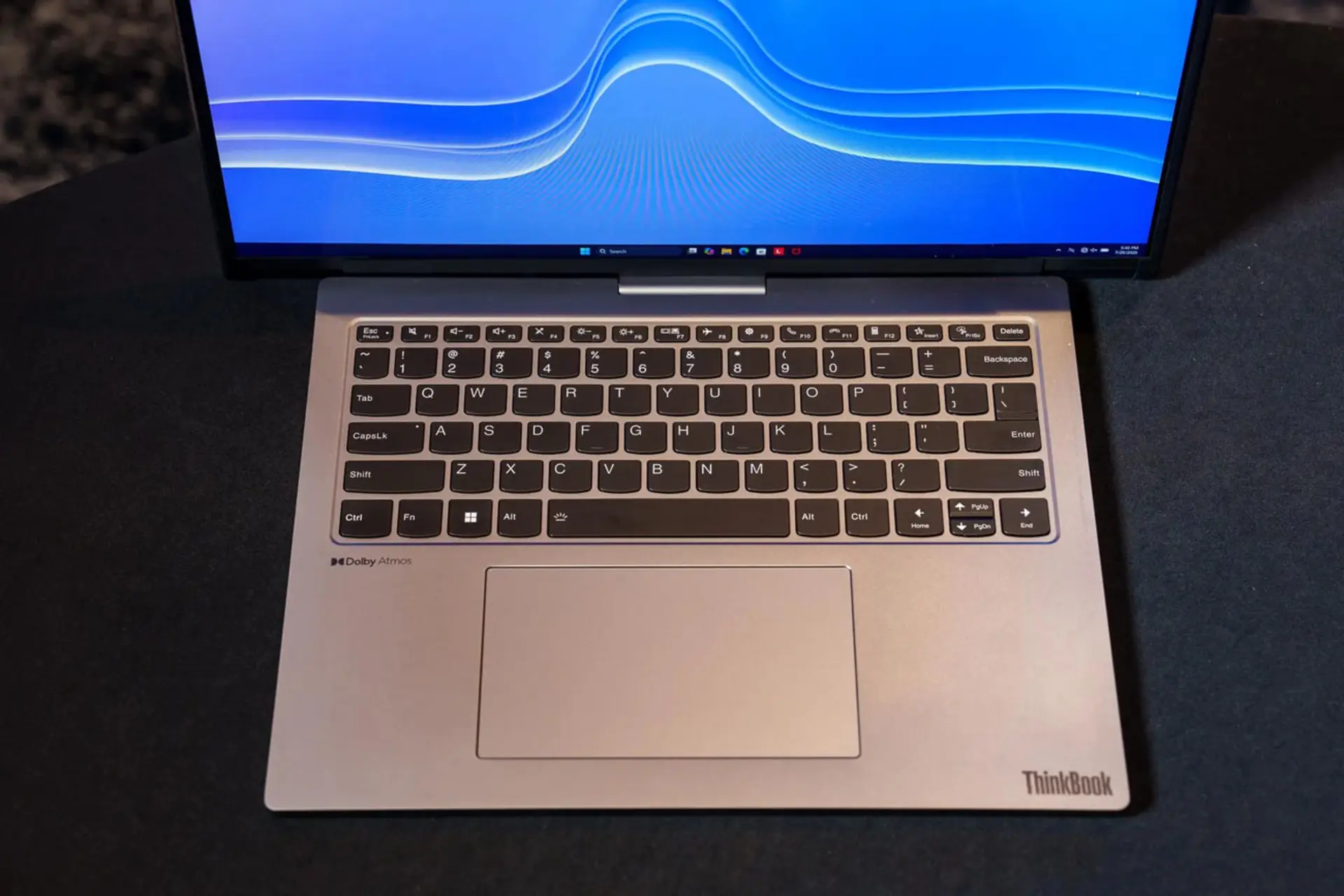 لپ‌تاپ لنوو (Lenovo) ThinkBook با صفحه نمایش آبی و کیبورد خاکستری