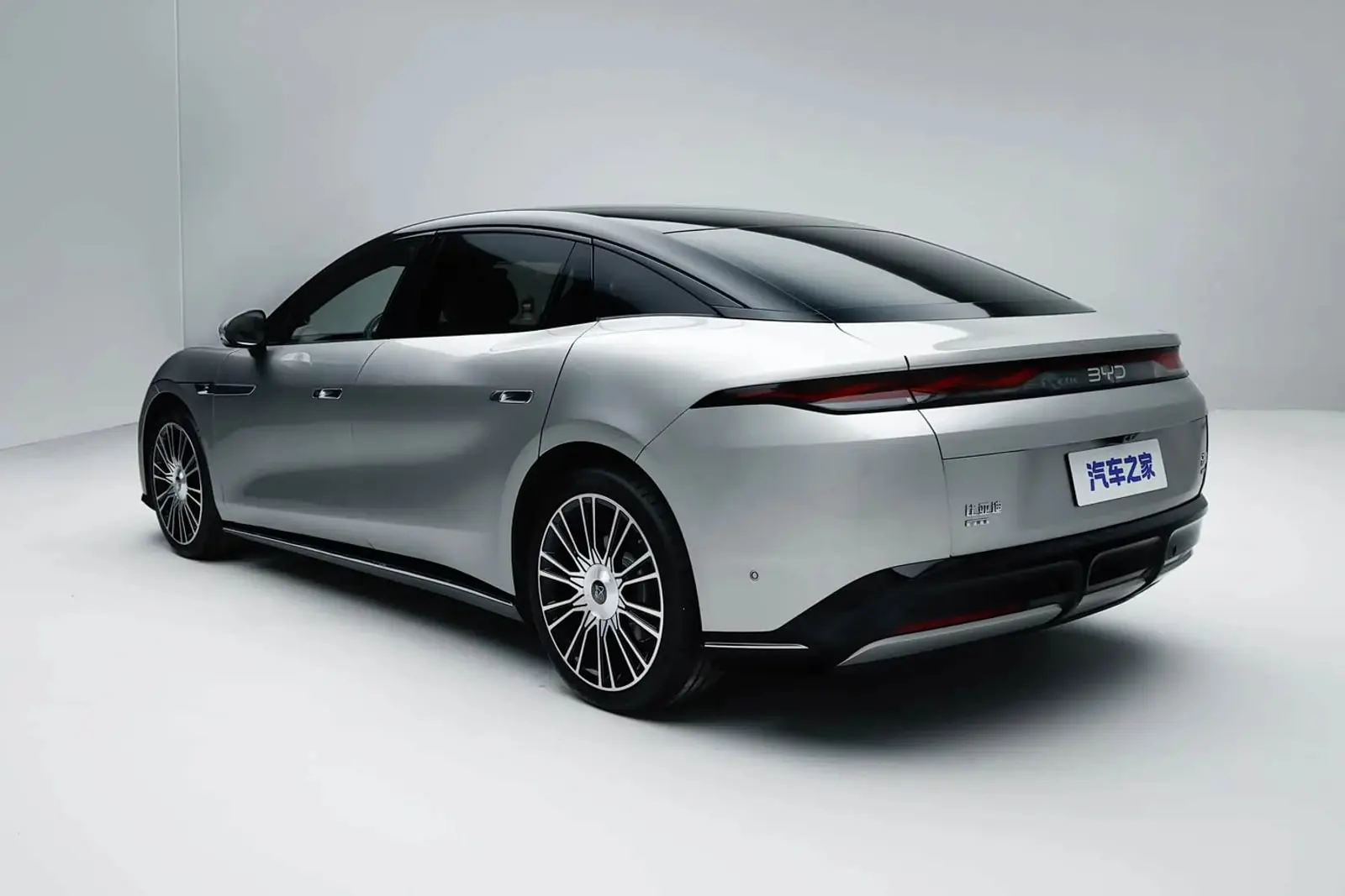 خودروی برقی بی‌وای‌دی (BYD) با طراحی آیرودینامیک و رنگ نقره‌ای