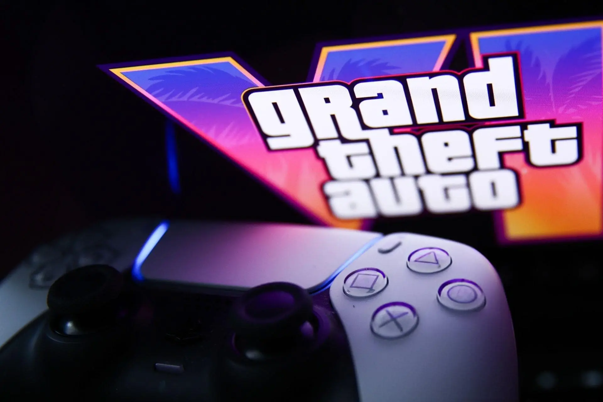 بازی جی تی ای ۶ / GTA 6 / GTA VI در کنار دسته پلی استیشن ۵
