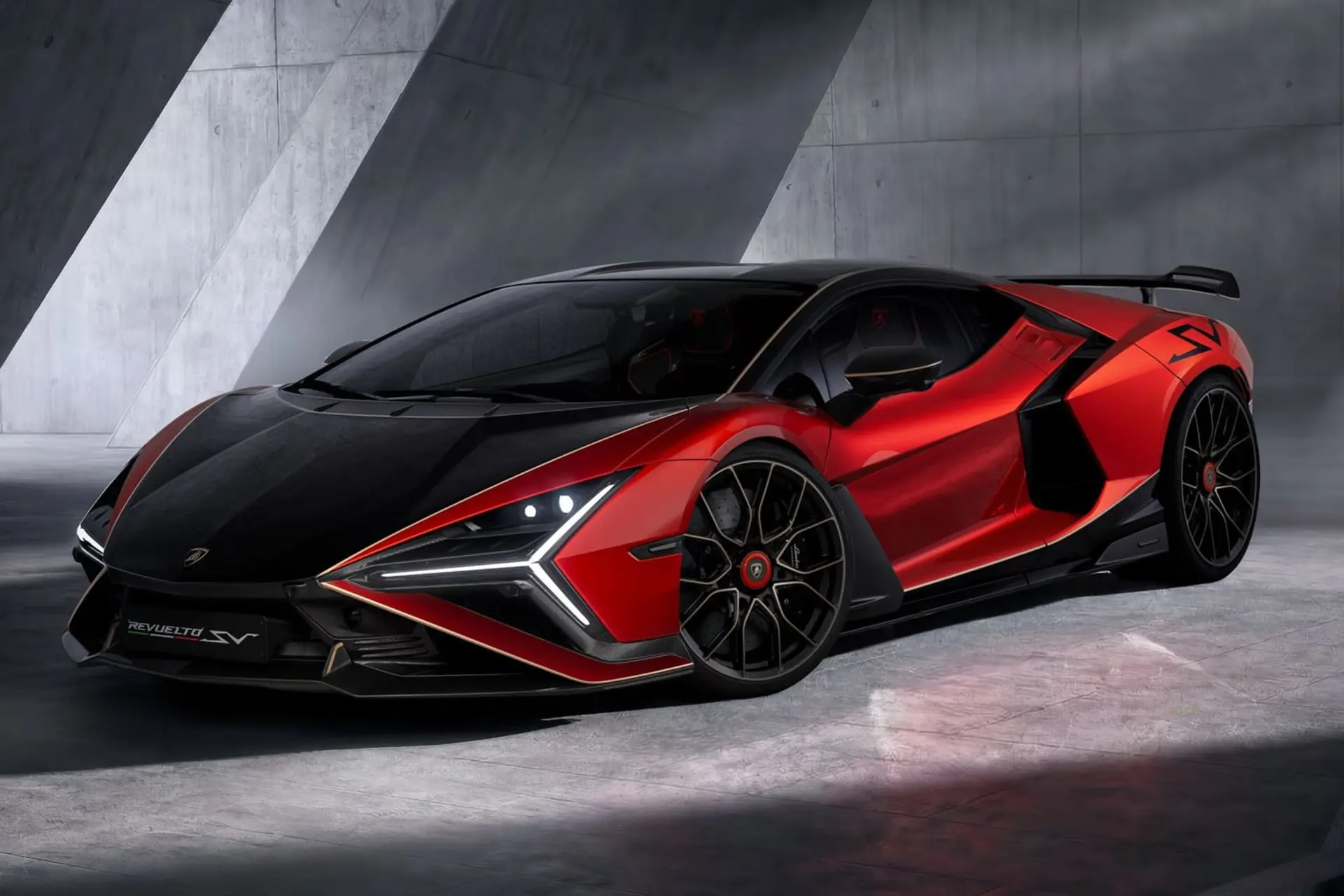 لامبورگینی روئلتو SV (Lamborghini Revuelto SV) با بدنه قرمز و مشکی در استودیو