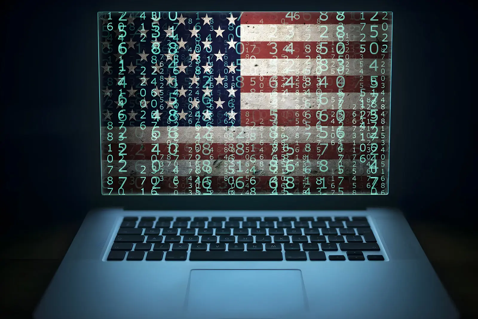 پرچم ایالات متحده آمریکا (USA) با پوشش اعداد و داده‌های دیجیتال روی نمایشگر لپ‌تاپ