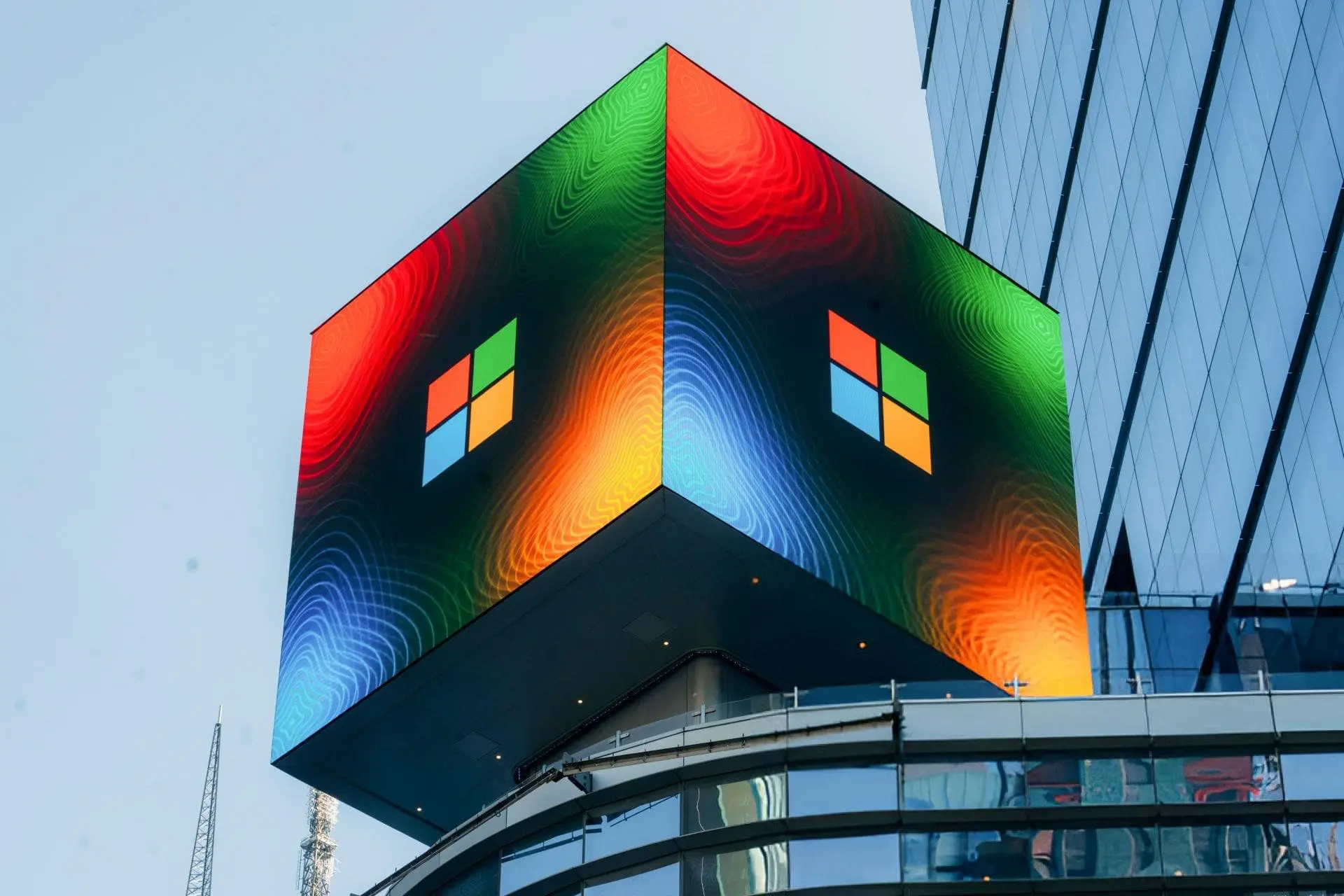 لوگو مایکروسافت / Microsoft داخل مکعب با پس زمینه آسمان