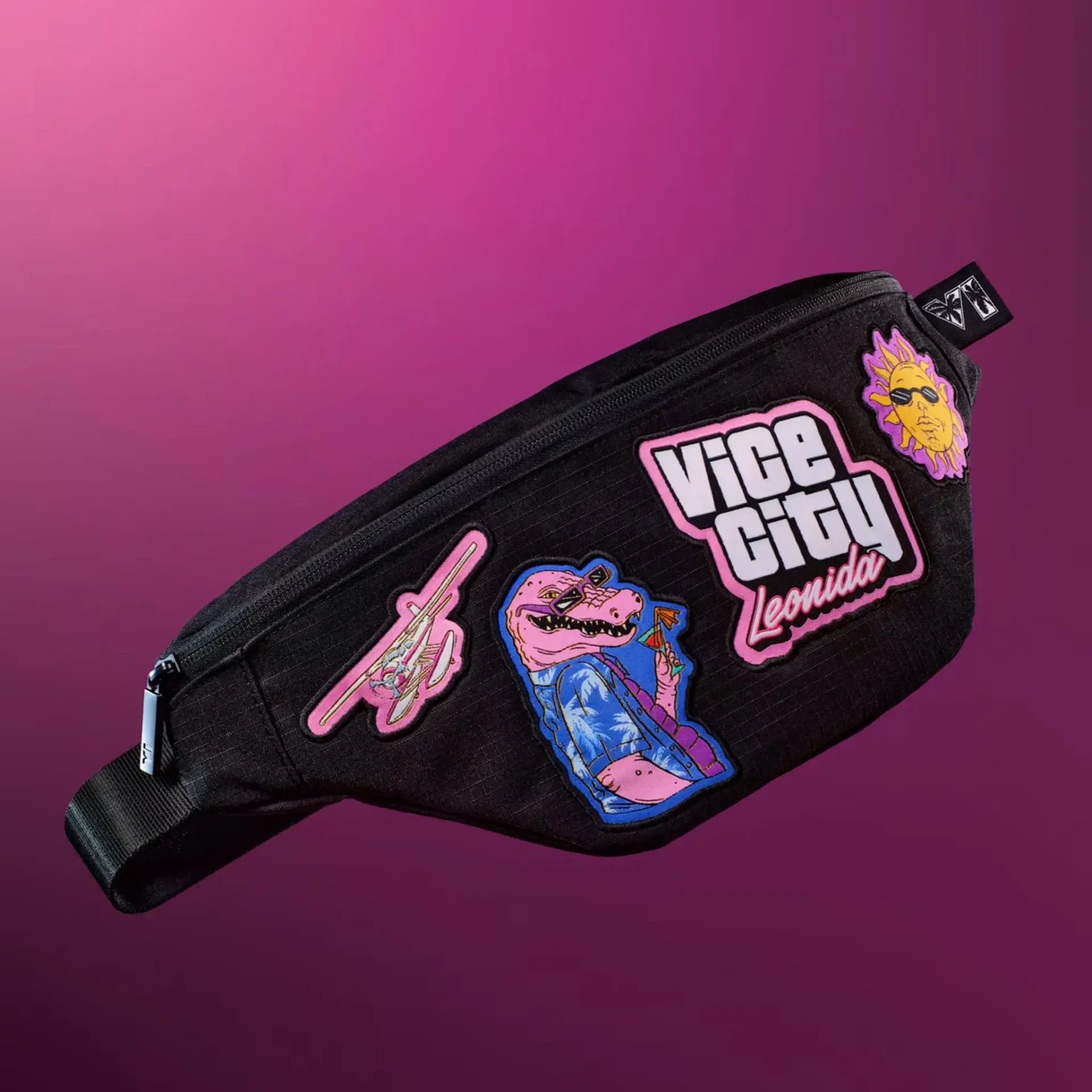 کیف کمربندی مشکی با وصله‌های گرافیکی Vice City و شخصیت‌های بازی GTA 6