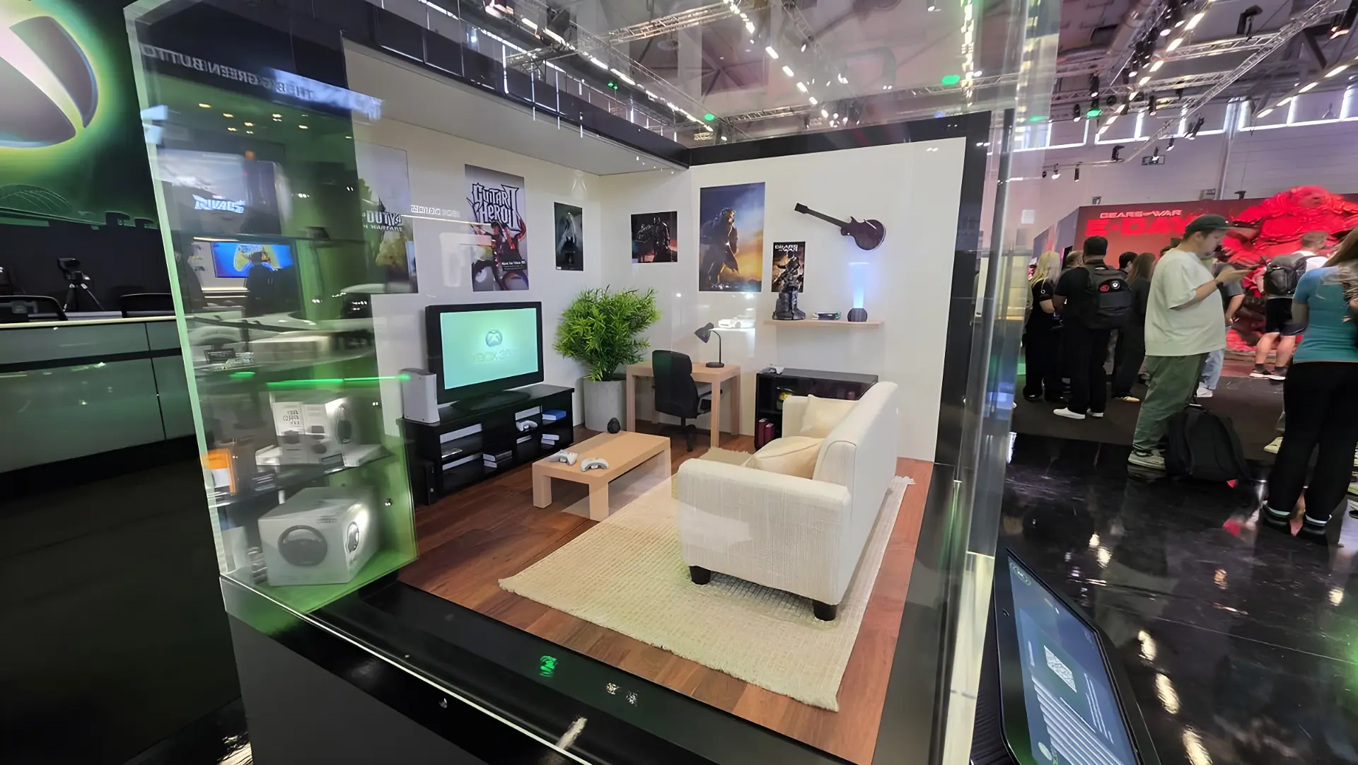 مجموعه مبلمان مینیاتوری ایکیا (IKEA) در کنار کنسول ایکس‌باکس (ایکس باکس) در غرفه نمایشگاهی