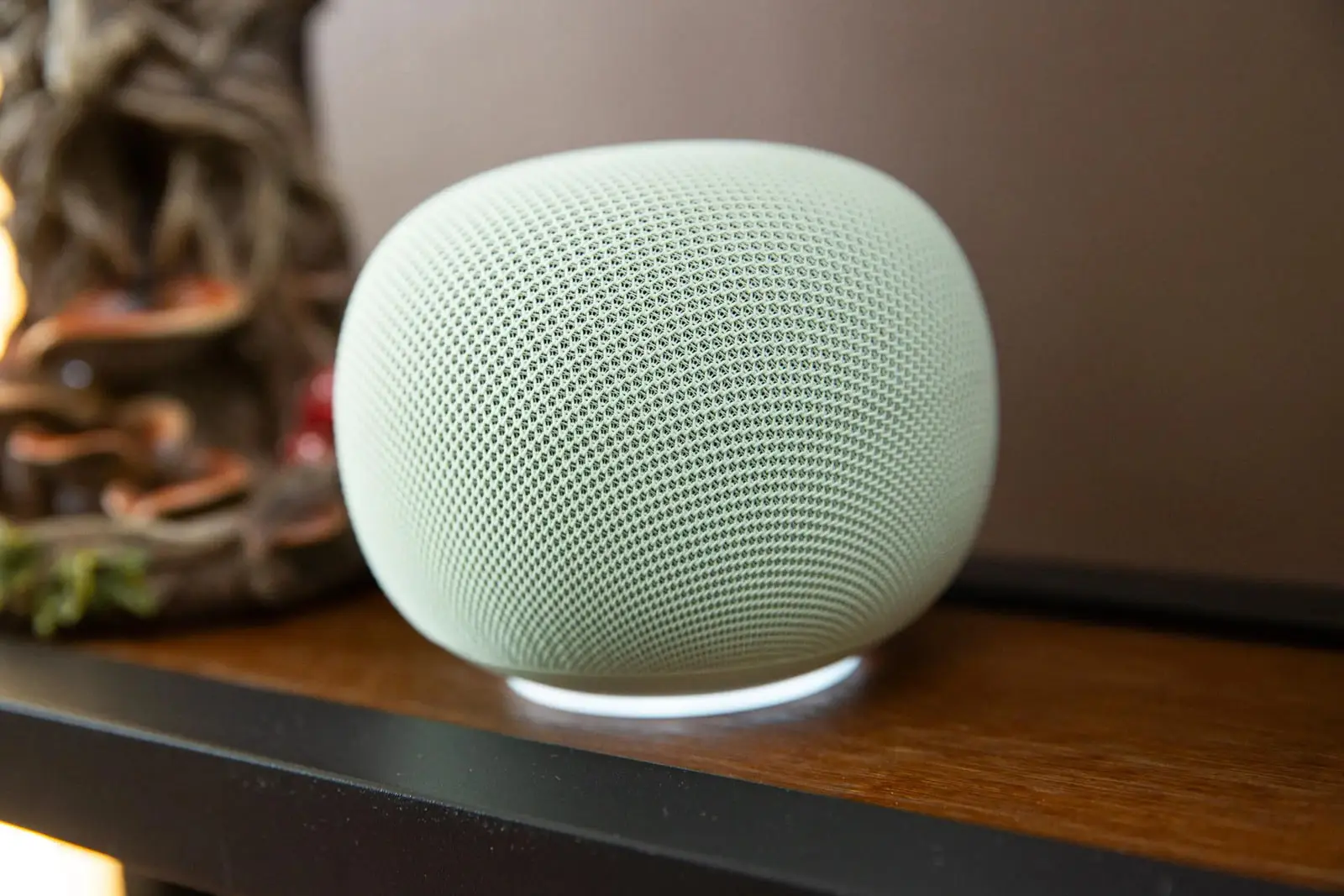 اسپیکر هوشمند (Smart Speaker) با بدنه کروی و بافت مشبک رنگ روشن