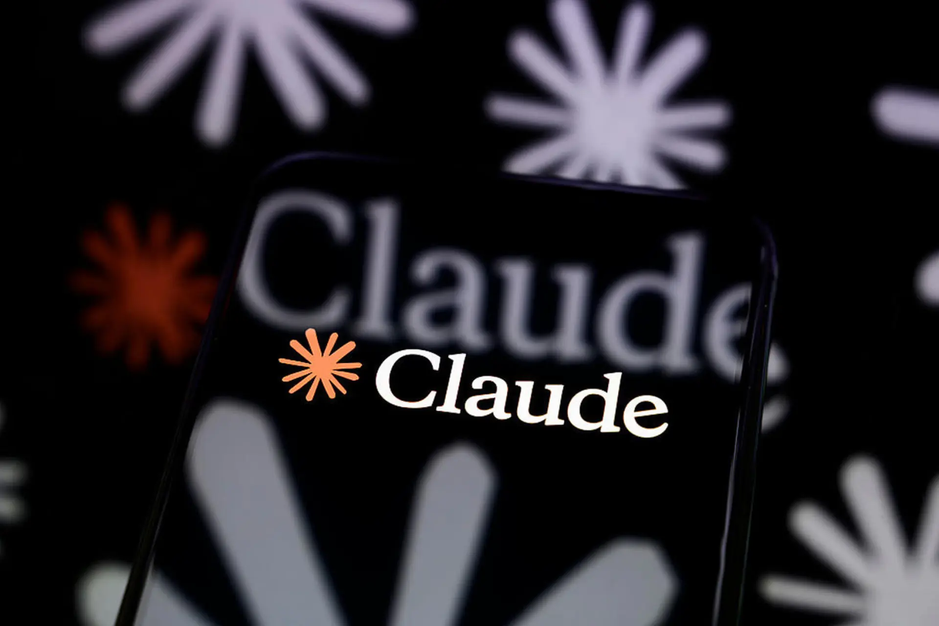 لوگو کلاد / Claude روی گوشی هوشمند
