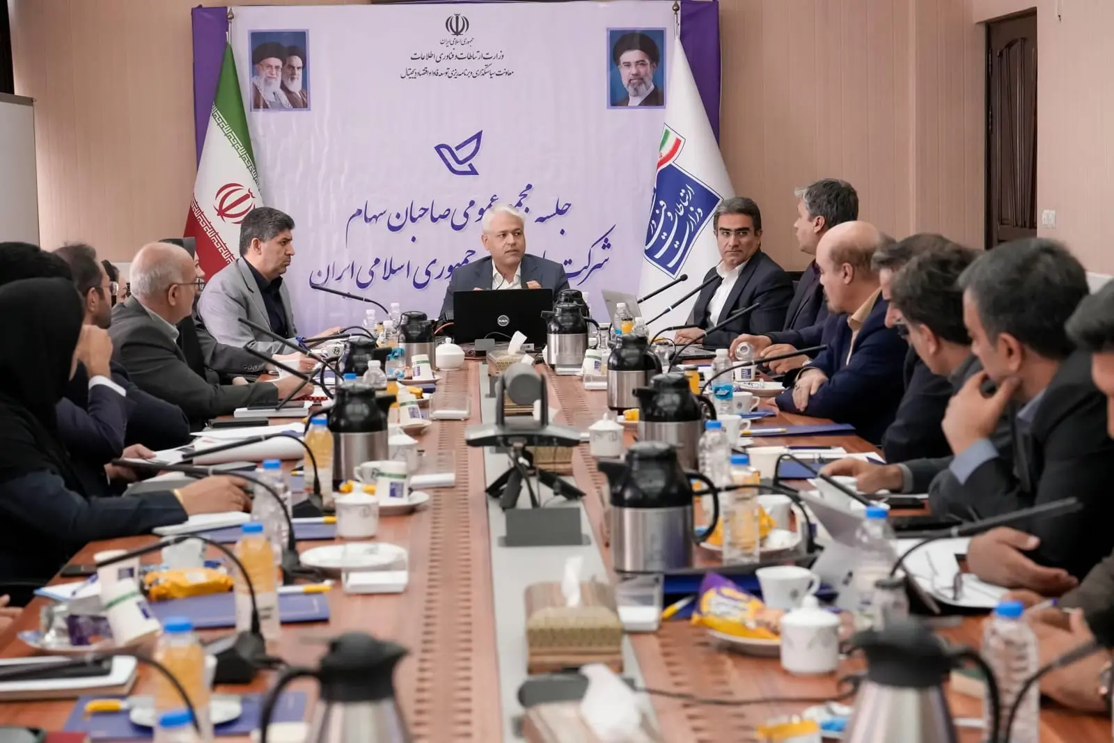 حاضران در جلسه عمومی سهامداران شرکت ملی پست در اتاق کنفرانس