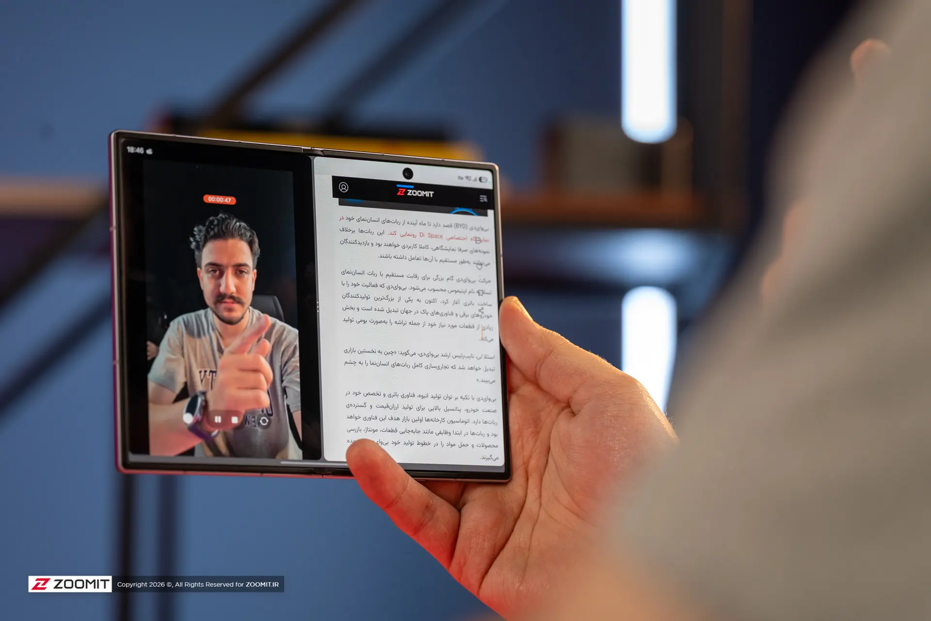 نمای باز شده گوشی سامسونگ گلکسی زد فولد ۸ (Galaxy Z Fold 8) در دست کاربر