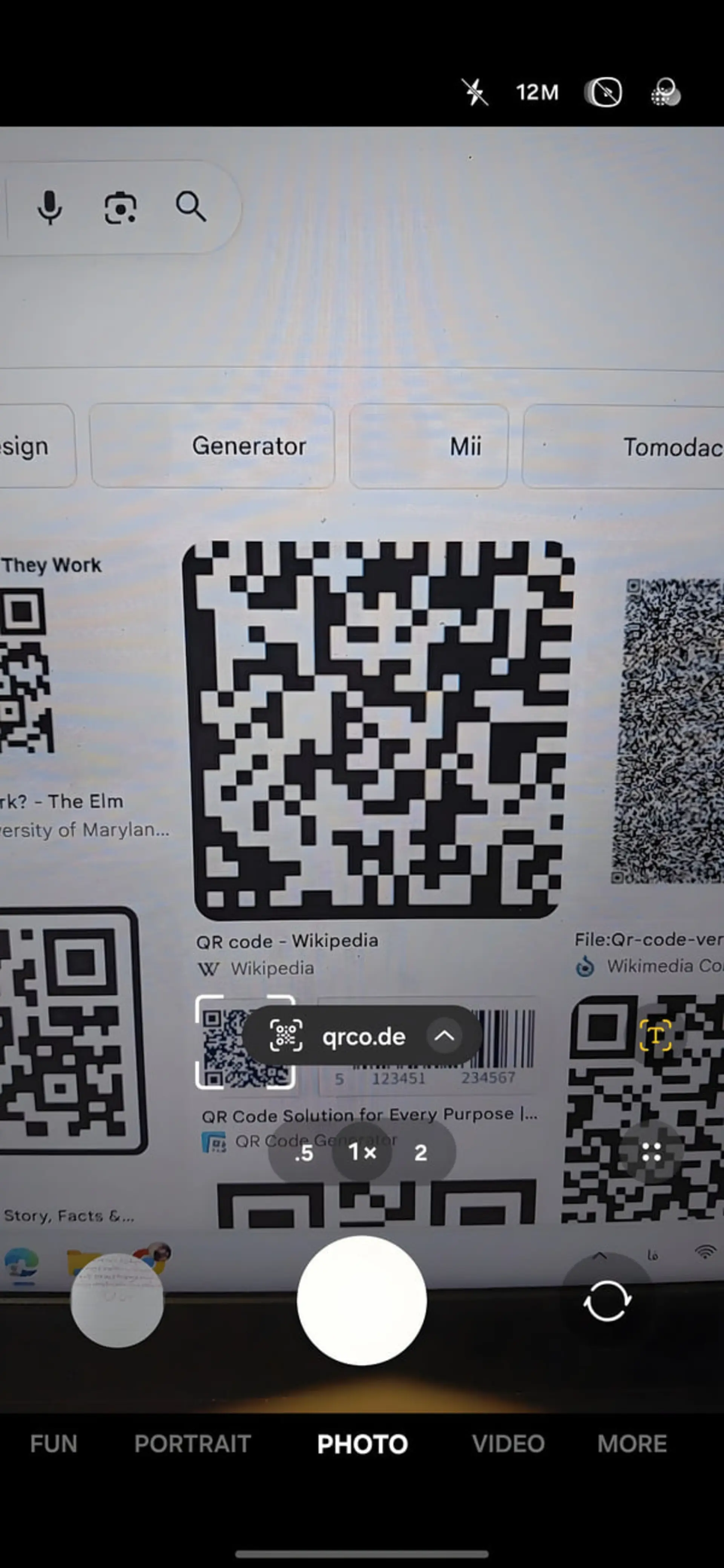 کد QR (QR Code) بزرگ در مرکز صفحه نمایش گوشی هوشمند
