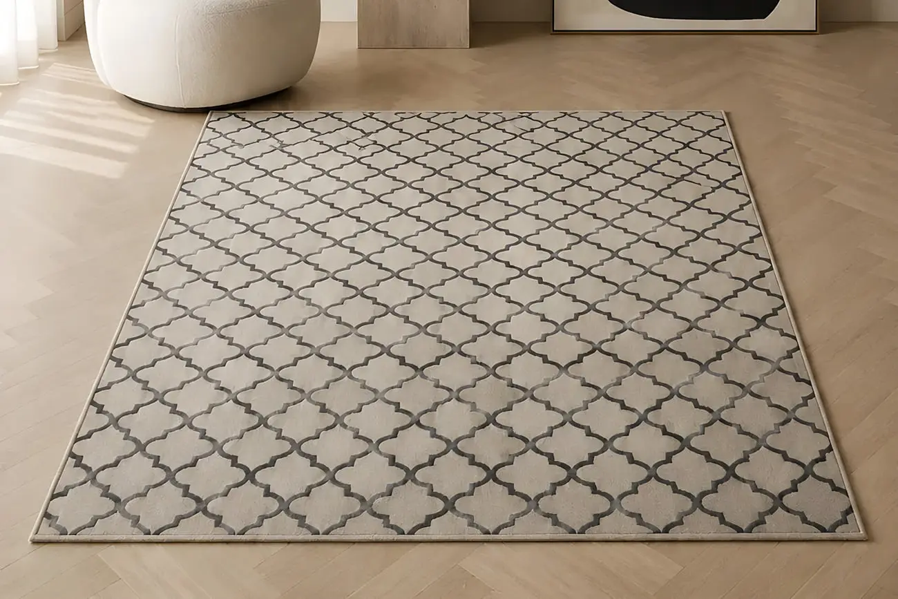 فرش طرح‌دار با نقش و نگار هندسی تکرار شونده روی زمین چوبی