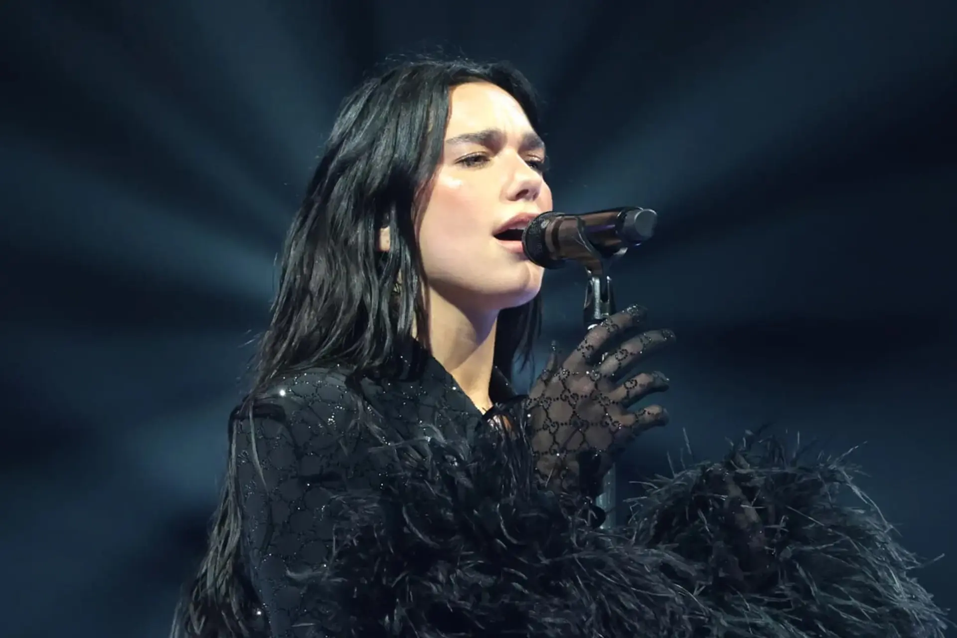 دوا لیپا / Dua Lipa در حال خواندن آهنگ با لباس مشکی