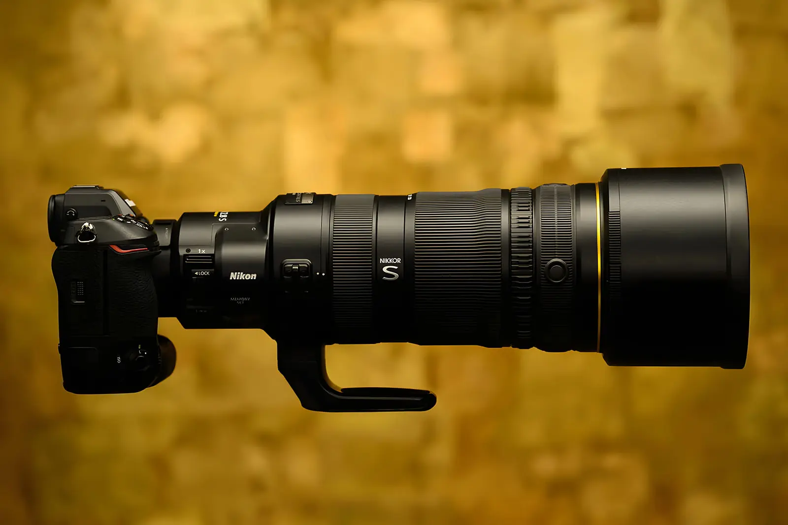 لنز تله‌فوتو نیکون Z 120-300mm متصل به دوربین بدون آینه سری Z نیکون