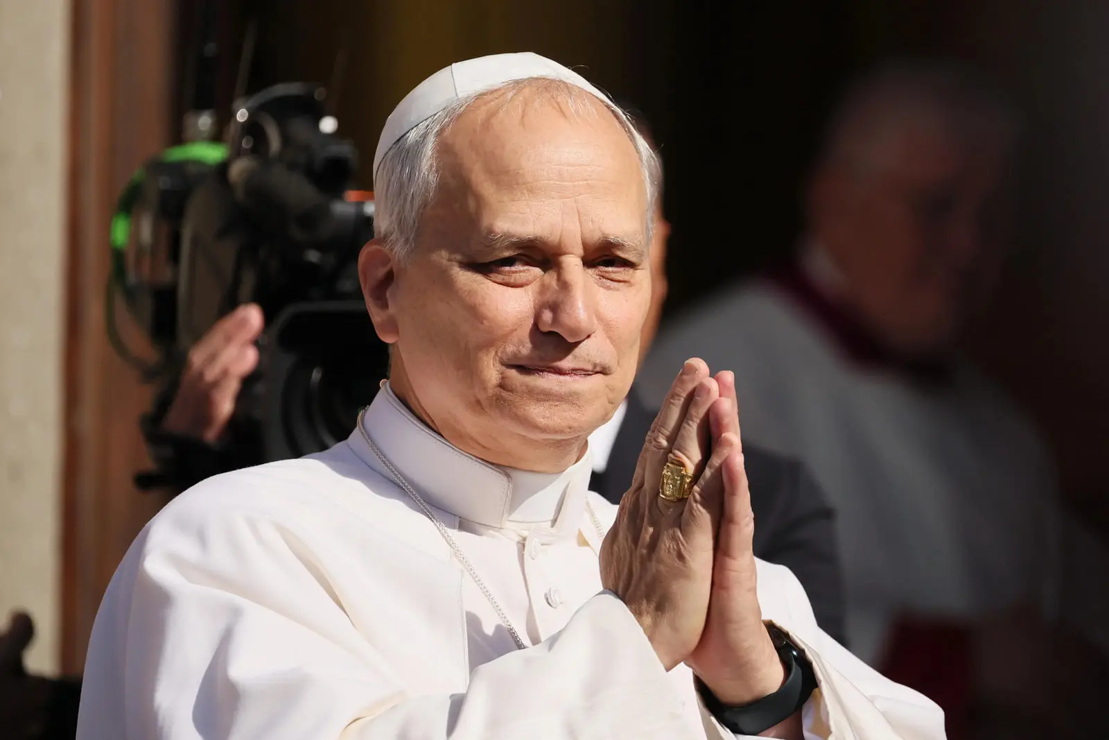 پاپ فرانسیس (Pope Francis) با دست‌های به‌هم چسبیده در حال دعا کردن
