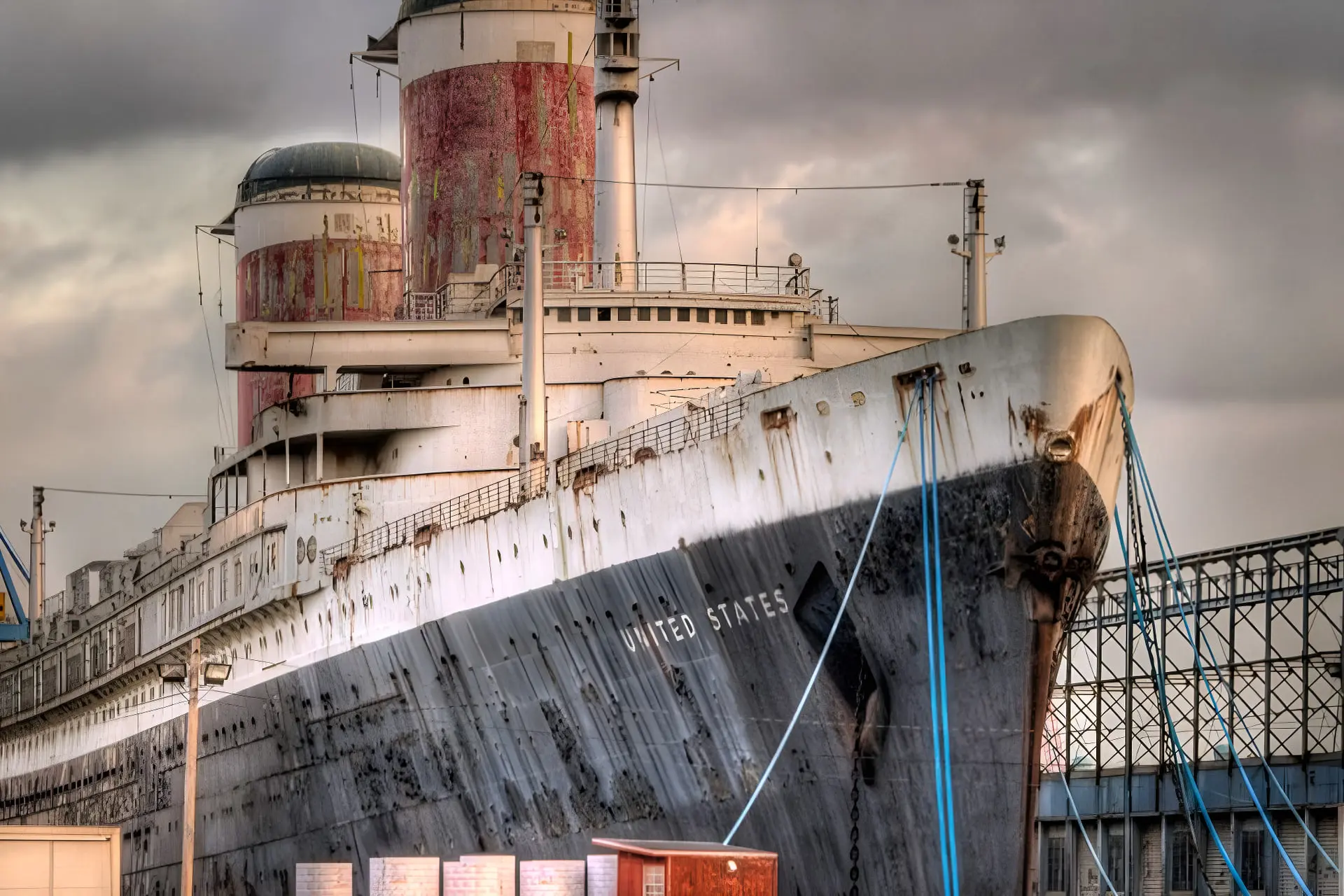 کشتی اس‌اس یونایتداستیتس (SS United States) با بدنه فرسوده در اسکله